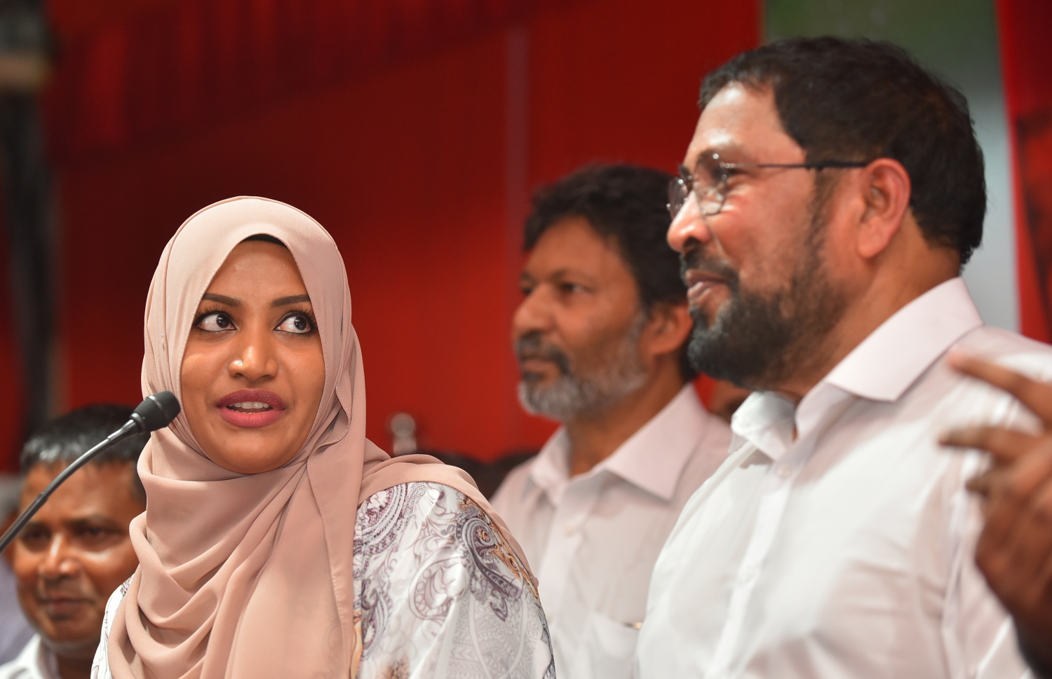 މާލެ: އޮކްޓޯބަރު 4، 2018- ޖުމްހޫރީ ޕާޓީގެ ފައުންޑަރު ގާސިމް އިބްރާހިމް، އަހަރަކަށް ވުރެ ގިނަ ދުވަހު ރާއްޖެއިން ބޭރުގައި އުޅުއްވުމަށް ފަހު، މިއަދު ރާއްޖެ ވަޑައިގެން، އެ ޕާޓީގެ އޮފީސް ކުނޫޒްގައި ބޭއްވި ހަފުލާގައި އޭނާގެ ހަގު އަނބިކަނބަލުން އައިޝަތު ނަހުލާ ވާހަކަ ދައްކަވާއިރު، ގާސިމަށް ބަލަހައްޓަވައިގެން.---ފޮޓޯ: ހުސައިން ވަހީދު/މިހާރު