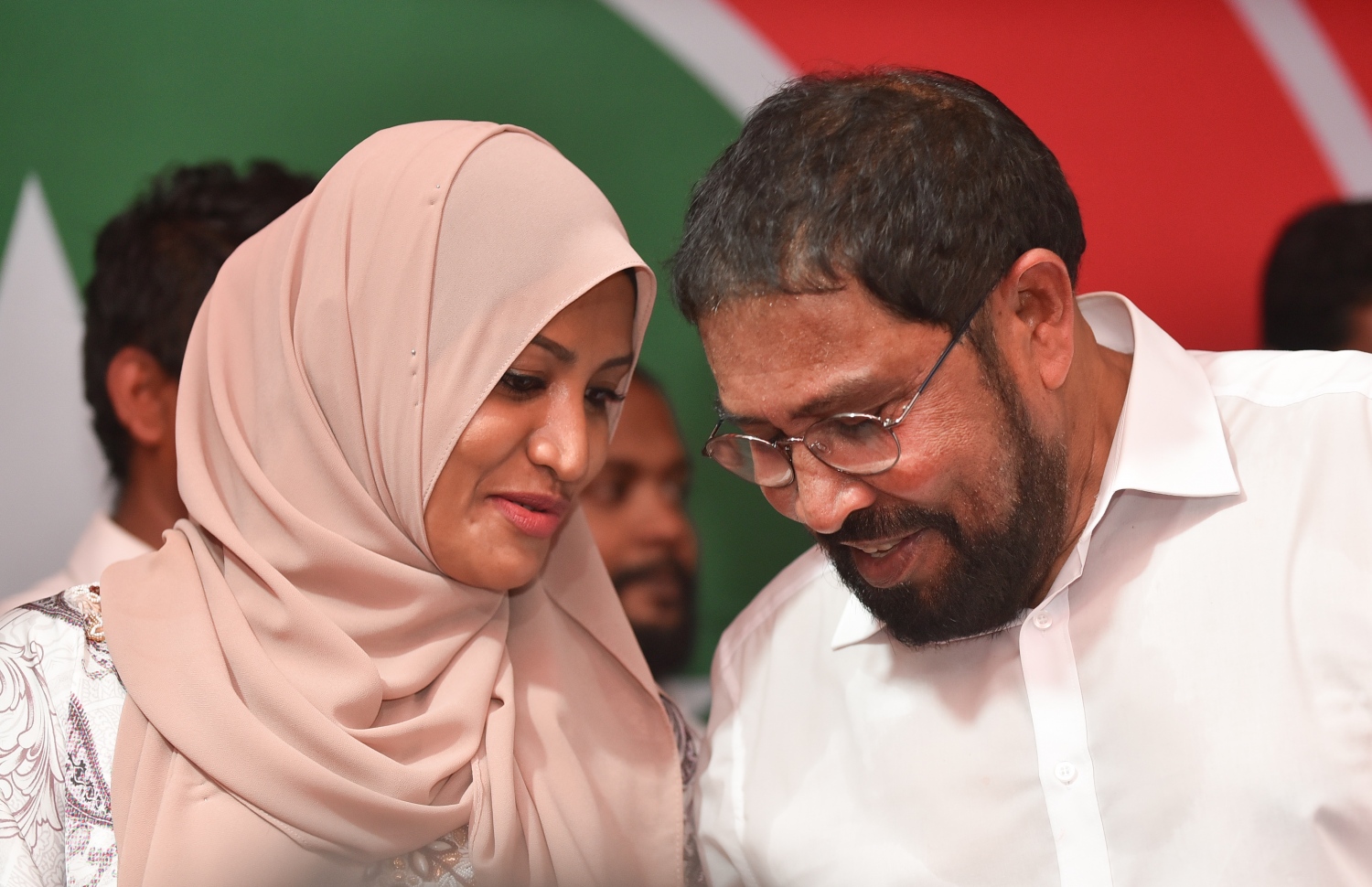 މާލެ: އޮކްޓޯބަރު 4، 2018- ޖުމްހޫރީ ޕާޓީގެ ފައުންޑަރު ގާސިމް އިބްރާހިމް، އަހަރަކަށް ވުރެ ގިނަ ދުވަހު ރާއްޖެއިން ބޭރުގައި އުޅުއްވުމަށް ފަހު، މިއަދު ރާއްޖެ ވަޑައިގެން، އެ ޕާޓީގެ އޮފީސް ކުނޫޒްގައި ހަގު އަނބިކަނބަލުން އައިޝަތު ނަހުލާއާ އެކު.---ފޮޓޯ: ހުސައިން ވަހީދު/މިހާރު