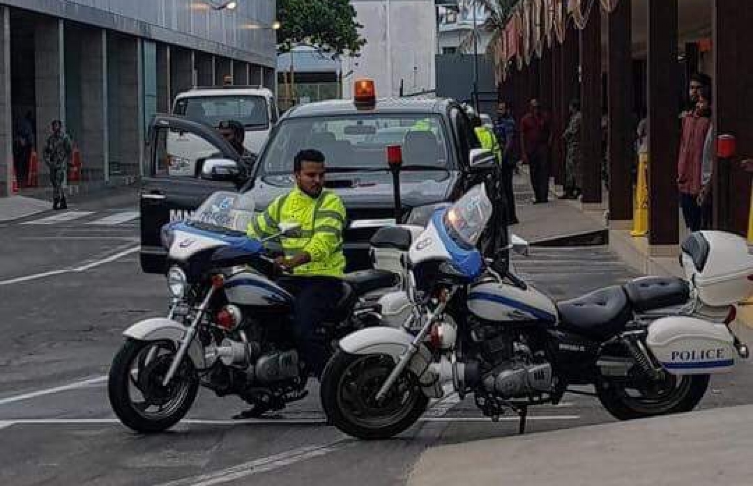 ފަސްޓް ލޭޑީ މިއަދު ފުރާވަޑައިގަތުމަށް އެއާޕޯޓުގައި ކަމަށް ބުނެ ސޯޝަލްމީޑިއާގައި ދައުރުވި ފޮޓޯއެއް.