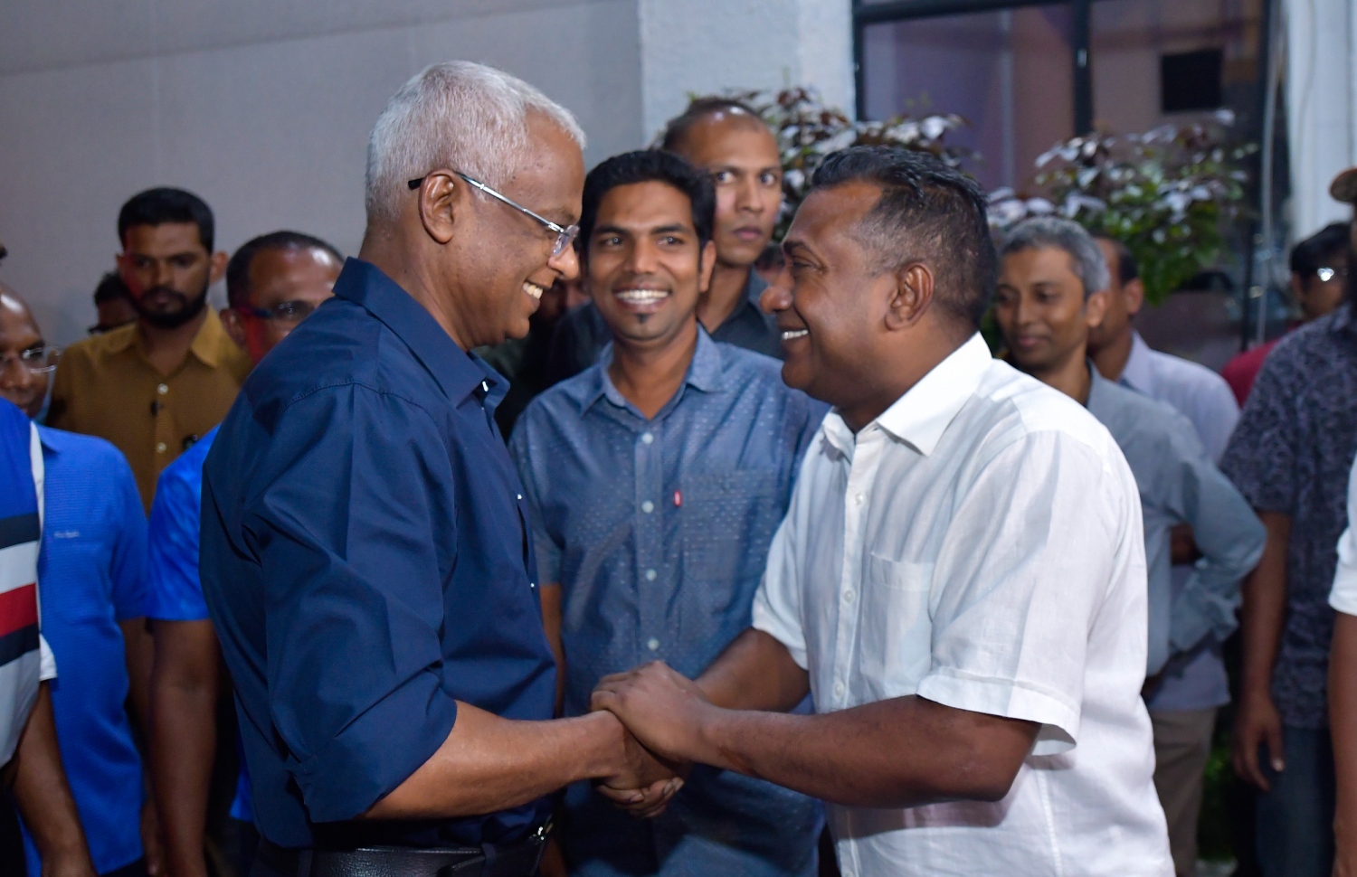 މާލެ: އޮކްޓޯބަރު 4، 2018- ރިޔާސީ އިންތިޚާބުގެ ކާމިޔާބީ ފާހަގަ ކުރުމާއި އިންތިޚާބީ ރައީސް އިބްރާހިމް މުހައްމަދު ސޯލިހް (އިބޫ) އަދި އިންތިޚާބީ ނައިބު ރައީސް ފައިސަލް ނަސީމަށް ހެންވޭރުގެ ސަޕޯޓަރުން މަރުހަބާ ދެންނެވުމަށް ދަރުބާރުގޭގައި ބޭއްވި ހަފުލާގެ ތެރެއިން، އިބޫ އާއި ޔޮޓް ޓުއާޒްގެ ޗެއާމަން ޖާބިރު ސަލާމް ކުރައްވަނީ.---ފޮޓޯ: ހުސައިން ވަހީދު/މިހާރު