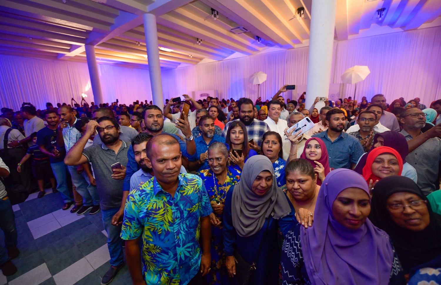މާލެ: އޮކްޓޯބަރު 4، 2018- ރިޔާސީ އިންތިޚާބުގެ ކާމިޔާބީ ފާހަގަ ކުރުމާއި އިންތިޚާބީ ރައީސް އިބްރާހިމް މުހައްމަދު ސޯލިހް (އިބޫ) އަދި އިންތިޚާބީ ނައިބު ރައީސް ފައިސަލް ނަސީމަށް ހެންވޭރުގެ ސަޕޯޓަރުން މަރުހަބާ ދެންނެވުމަށް ދަރުބާރުގޭގައި ބޭއްވި ހަފުލާއަށް ދިޔަ ބައެއް މީހުން.---ފޮޓޯ: ހުސައިން ވަހީދު/މިހާރު