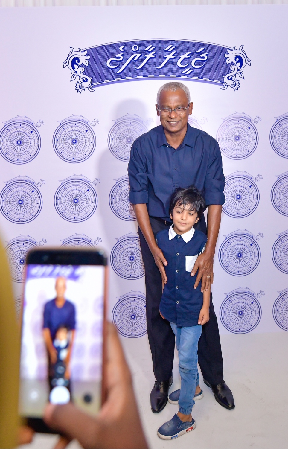 މާލެ: އޮކްޓޯބަރު 4، 2018- ރިޔާސީ އިންތިޚާބުގެ ކާމިޔާބު ފާހަގަ ކުރުމާއި އިންތިޚާބީ ރައީސް އިބްރާހިމް މުހައްމަދު ސޯލިހް (އިބޫ) އަދި އިންތިޚާބީ ނައިބު ރައީސް ފައިސަލް ނަސީމަށް ހެންވޭރުގެ ސަޕޯޓަރުން މަރުހަބާ ދެންނެވުމަށް ދަރުބާރުގޭގައި ބޭއްވި ހަފުލާއަށް ދިޔަ ކުޑަ ކުއްޖަކާ އެކު އިބޫ ފޮޓޯފުޅެއް ނަންގަވަނީ.---ފޮޓޯ: ހުސައިން ވަހީދު/މިހާރު