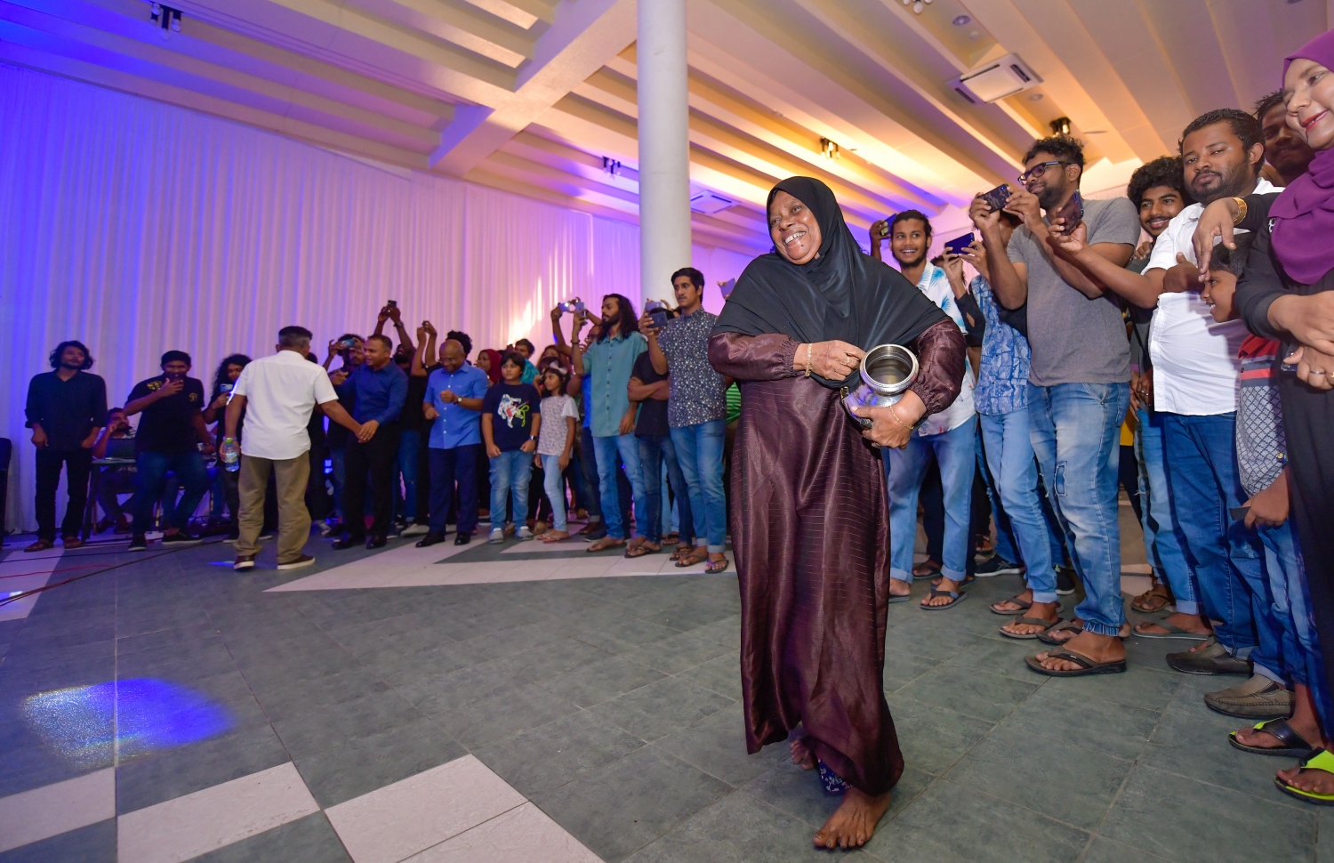 މާލެ: އޮކްޓޯބަރު 4، 2018- ރިޔާސީ އިންތިޚާބުގެ ކާމިޔާބީ ފާހަގަ ކުރުމާއި އިންތިޚާބީ ރައީސް އިބްރާހިމް މުހައްމަދު ސޯލިހް (އިބޫ) އަދި އިންތިޚާބީ ނައިބު ރައީސް ފައިސަލް ނަސީމަށް ހެންވޭރުގެ ސަޕޯޓަރުން މަރުހަބާ ދެންނެވުމަށް ދަރުބާރުގޭގައި ބޭއްވި ހަފުލާގެ ތެރެއިން.---ފޮޓޯ: ހުސައިން ވަހީދު/މިހާރު