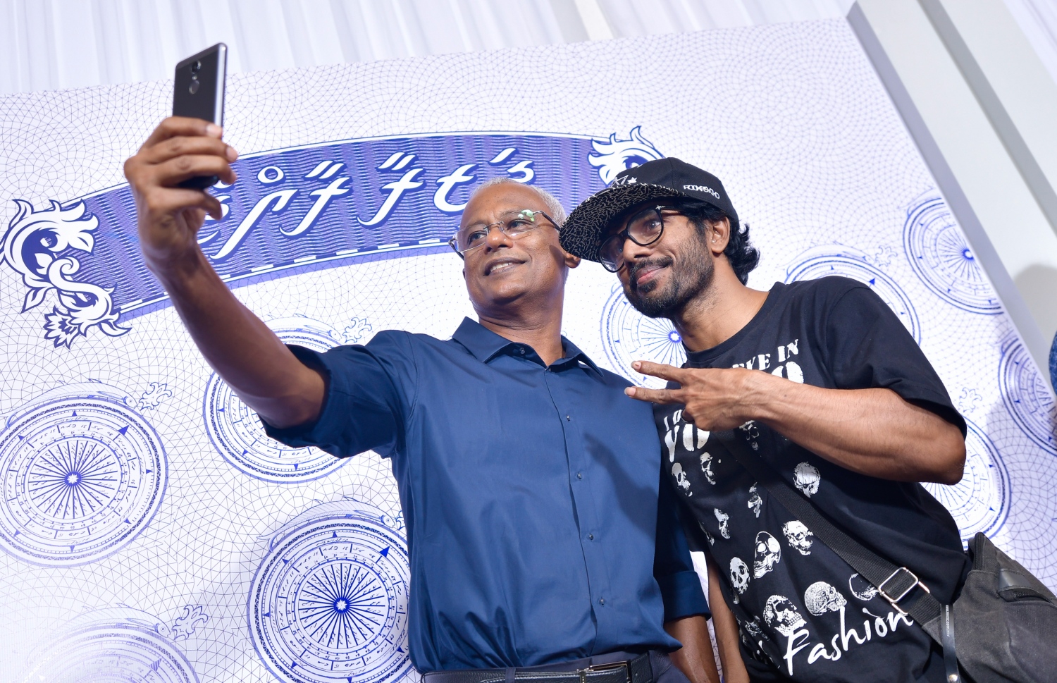 މާލެ: އޮކްޓޯބަރު 4، 2018- ރިޔާސީ އިންތިޚާބުގެ ކާމިޔާބު ފާހަގަ ކުރުމާއި އިންތިޚާބީ ރައީސް އިބްރާހިމް މުހައްމަދު ސޯލިހް (އިބޫ) އަދި އިންތިޚާބީ ނައިބު ރައީސް ފައިސަލް ނަސީމަށް ހެންވޭރުގެ ސަޕޯޓަރުން މަރުހަބާ ދެންނެވުމަށް ދަރުބާރުގޭގައި ބޭއްވި ހަފުލާއަށް ދިޔަ މީހަކާ އެކު އިބޫ ސެލްފީއެއް ނަންގަވަނީ---ފޮޓޯ: ހުސައިން ވަހީދު/މިހާރު