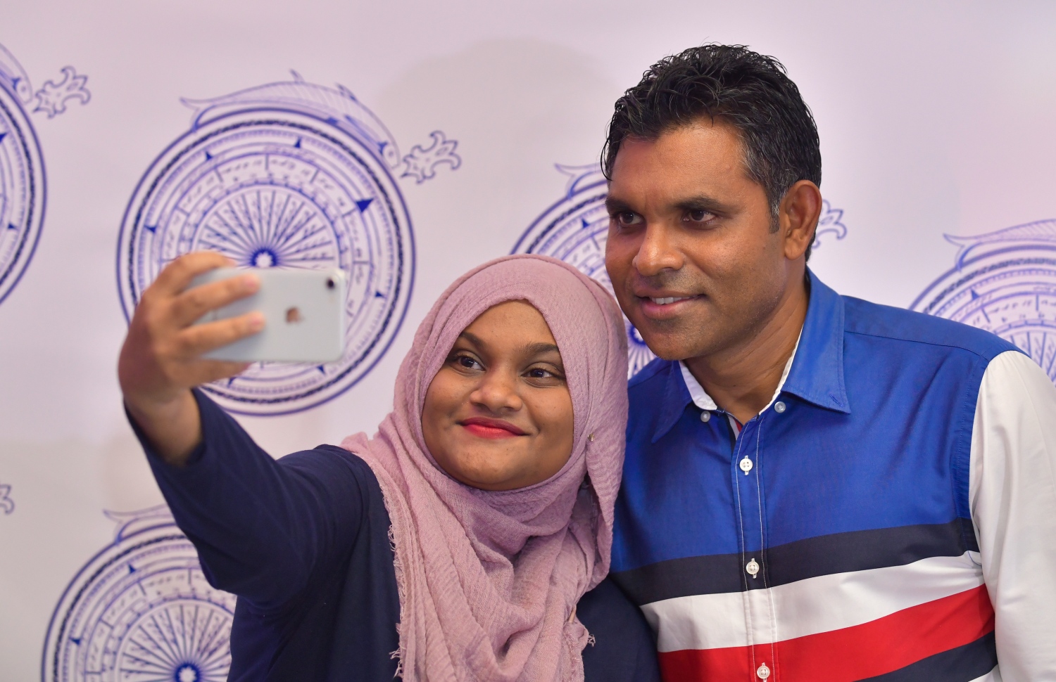 މާލެ: އޮކްޓޯބަރު 4، 2018- ރިޔާސީ އިންތިޚާބުގެ ކާމިޔާބީ ފާހަގަ ކުރުމާއި އިންތިޚާބީ ރައީސް އިބްރާހިމް މުހައްމަދު ސޯލިހް (އިބޫ) އަދި އިންތިޚާބީ ނައިބު ރައީސް ފައިސަލް ނަސީމަށް ހެންވޭރުގެ ސަޕޯޓަރުން މަރުހަބާ ދެންނެވުމަށް ދަރުބާރުގޭގައި ބޭއްވި ހަފުލާއަށް ދިޔަ މީހަކު، ފައިސަލްއާ އެކު ސެލްފީއެއް ނަގަނީ.---ފޮޓޯ: ހުސައިން ވަހީދު/މިހާރު