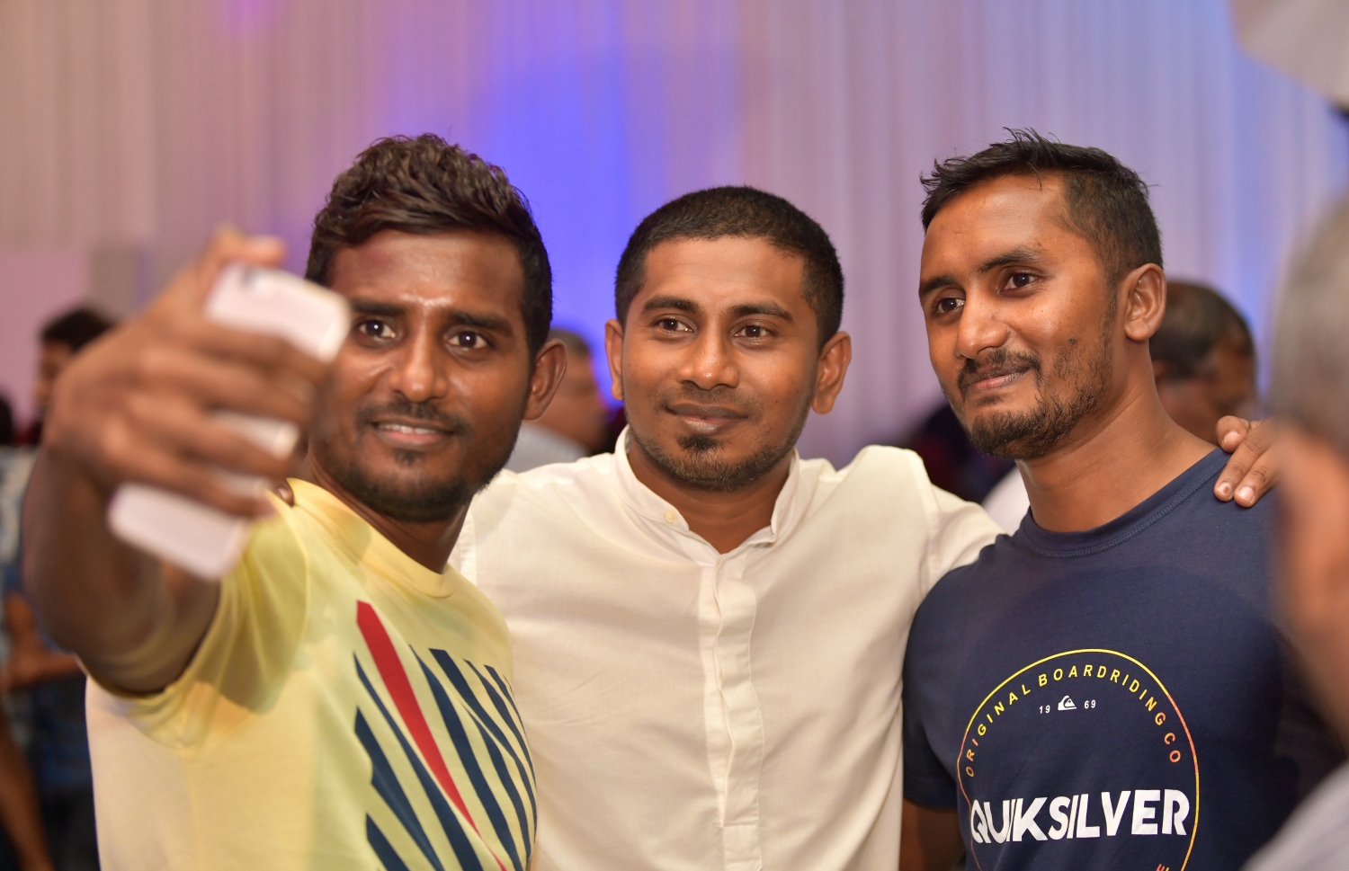 މާލެ: އޮކްޓޯބަރު 4، 2018- ރިޔާސީ އިންތިޚާބުގެ ކާމިޔާބު ފާހަގަ ކުރުމާއި އިންތިޚާބީ ރައީސް އިބްރާހިމް މުހައްމަދު ސޯލިހް (އިބޫ) އަދި އިންތިޚާބީ ނައިބު ރައީސް ފައިސަލް ނަސީމަށް ހެންވޭރުގެ ސަޕޯޓަރުން މަރުހަބާ ދެންނެވުމަށް ދަރުބާރުގޭގައި ބޭއްވި ހަފުލާގެ ތެރެއިން، ގަލޮޅު ދެކުނު ދާއިރާގެ މެމްބަރު މަހްލޫފާ އެކު ދެމީހަކު ސެލްފީއެއް ނަގަނީ.---ފޮޓޯ: ހުސައިން ވަހީދު/މިހާރު