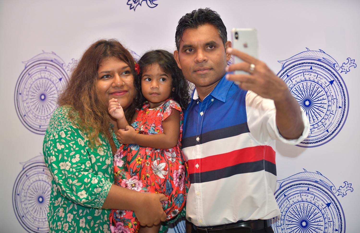 މާލެ: އޮކްޓޯބަރު 4، 2018- ރިޔާސީ އިންތިޚާބުގެ ކާމިޔާބު ފާހަގަ ކުރުމާއި އިންތިޚާބީ ރައީސް އިބްރާހިމް މުހައްމަދު ސޯލިހް (އިބޫ) އަދި އިންތިޚާބީ ނައިބު ރައީސް ފައިސަލް ނަސީމަށް ހެންވޭރުގެ ސަޕޯޓަރުން މަރުހަބާ ދެންނެވުމަށް ދަރުބާރުގޭގައި ބޭއްވި ހަފުލާއަށް ދިޔަ މީހަކާއި އޭނާގެ ދަރިފުޅާ އެކު ފައިސަލް ސެލްފީއެއް ނަންގަވަނީ.---ފޮޓޯ: ހުސައިން ވަހީދު/މިހާރު