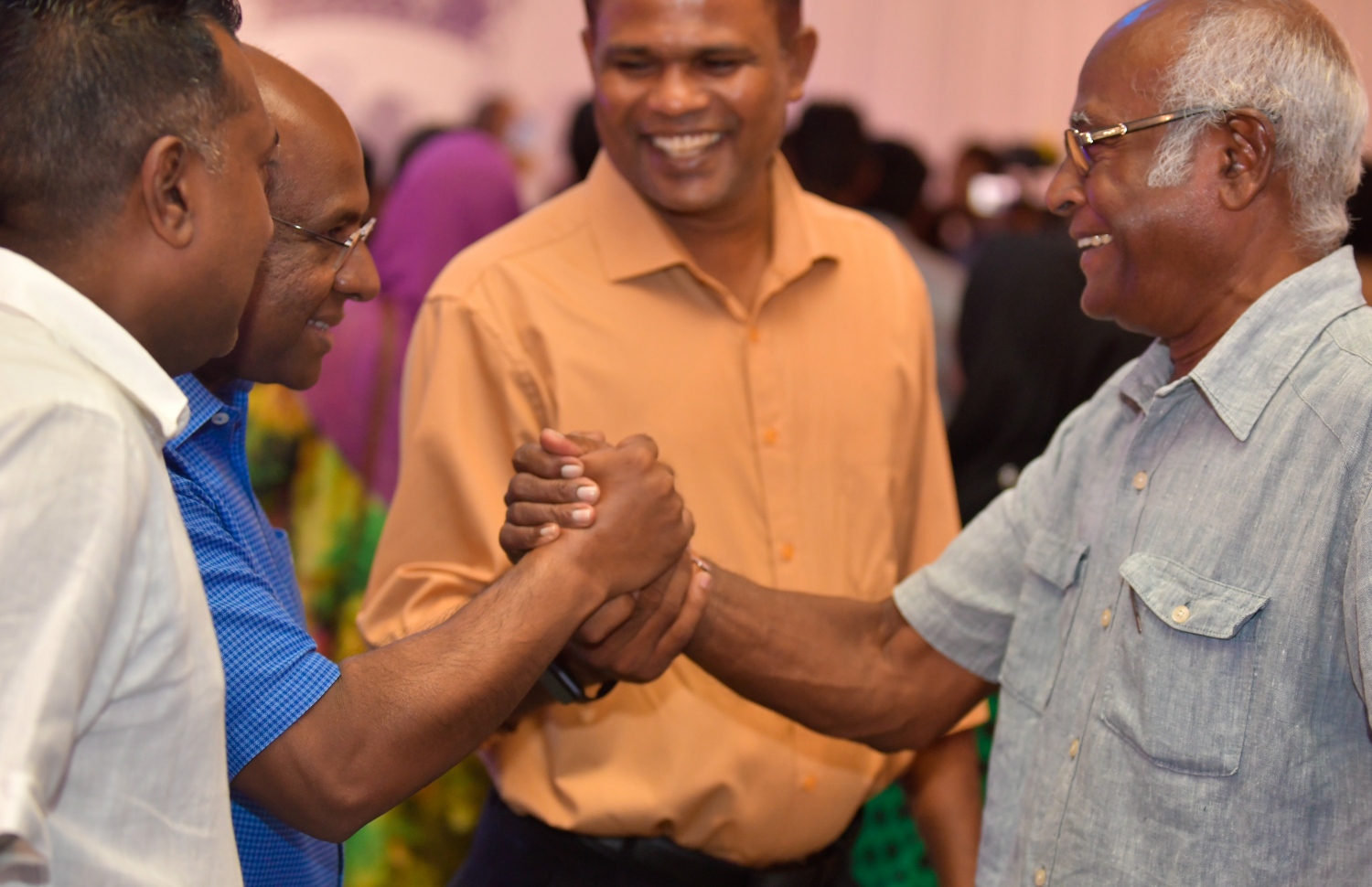 މާލެ: އޮކްޓޯބަރު 4، 2018- ރިޔާސީ އިންތިޚާބުގެ ކާމިޔާބު ފާހަގަ ކުރުމާއި އިންތިޚާބީ ރައީސް އިބްރާހިމް މުހައްމަދު ސޯލިހް (އިބޫ) އަދި އިންތިޚާބީ ނައިބު ރައީސް ފައިސަލް ނަސީމަށް ހެންވޭރުގެ ސަޕޯޓަރުން މަރުހަބާ ދެންނެވުމަށް ދަރުބާރުގޭގައި ބޭއްވި ހަފުލާގެ ތެރެއިން ހެންވޭރު އުތުރު ދާއިރާގެ މެމްބަރު އަބްދުﷲ ޝާހިދާއި މައިޒާން އަލިބެ އައްޖައްސަވައި ސަލާމް ކުރައްވަނީ.---ފޮޓޯ: ހުސައިން ވަހީދު/މިހާރު