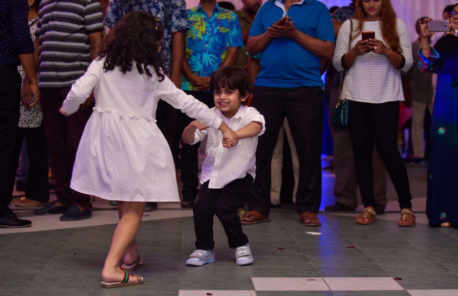 މާލެ: އޮކްޓޯބަރު 4، 2018- ރިޔާސީ އިންތިޚާބުގެ ކާމިޔާބު ފާހަގަ ކުރުމާއި އިންތިޚާބީ ރައީސް އިބްރާހިމް މުހައްމަދު ސޯލިހް (އިބޫ) އަދި އިންތިޚާބީ ނައިބު ރައީސް ފައިސަލް ނަސީމަށް ހެންވޭރުގެ ސަޕޯޓަރުން މަރުހަބާ ދެންނެވުމަށް ދަރުބާރުގޭގައި ބޭއްވި ހަފުލާގައި ކުޑަކުދިންތަކެއް ނަށަނީ.---ފޮޓޯ: ހުސައިން ވަހީދު/މިހާރު