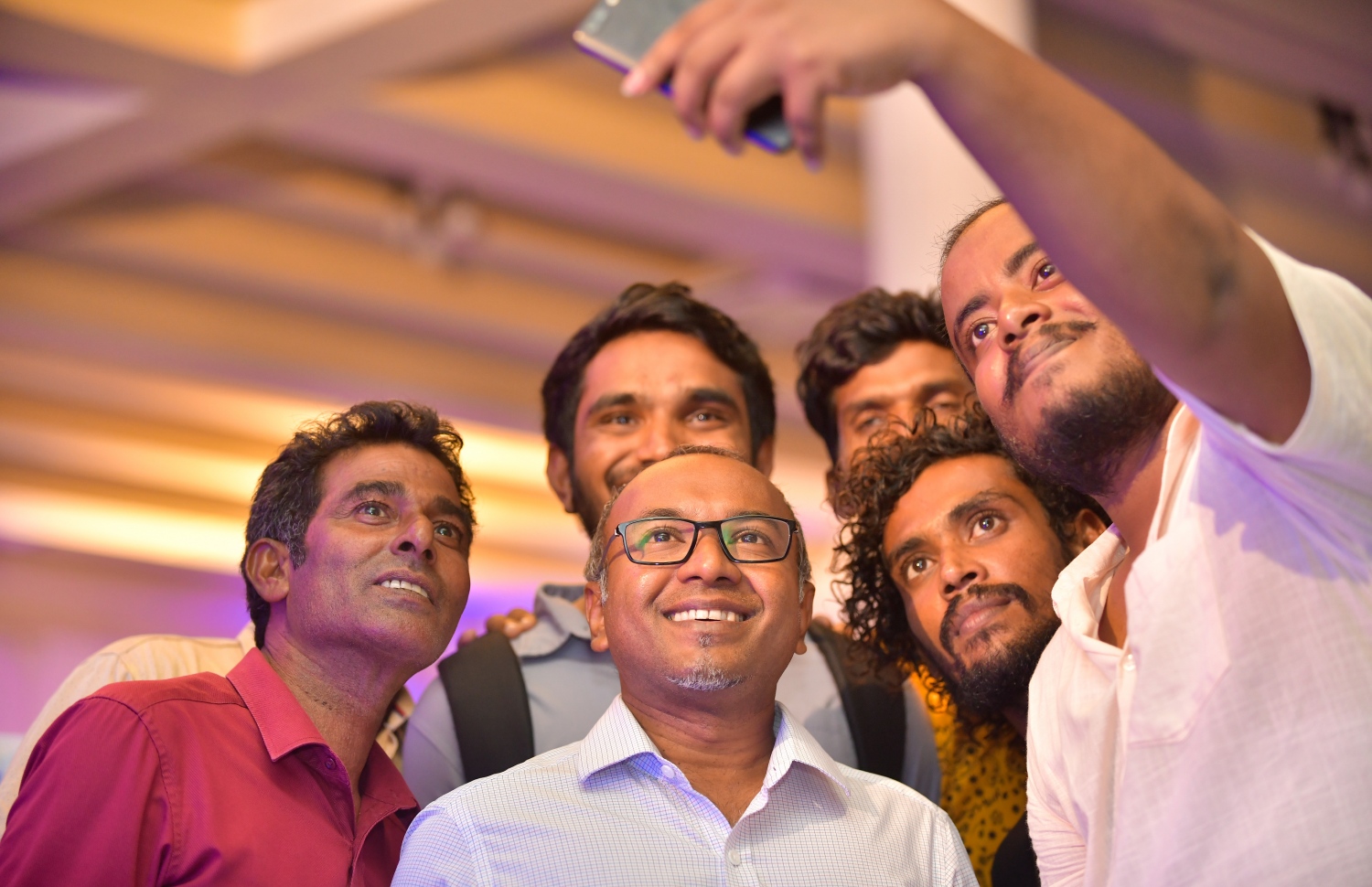 މާލެ: އޮކްޓޯބަރު 4، 2018- ރިޔާސީ އިންތިޚާބުގެ ކާމިޔާބު ފާހަގަ ކުރުމާއި އިންތިޚާބީ ރައީސް އިބްރާހިމް މުހައްމަދު ސޯލިހް (އިބޫ) އަދި އިންތިޚާބީ ނައިބު ރައީސް ފައިސަލް ނަސީމަށް ހެންވޭރުގެ ސަޕޯޓަރުން މަރުހަބާ ދެންނެވުމަށް ދަރުބާރުގޭގައި ބޭއްވި ހަފުލާގެ ތެރެއިން، އެމްޑީޕީގެ ޗެއާޕާސަން ހަސަން ލަތީފާއެކު ބަޔަކު ސެލްފީއެއް ނަގަނީ.---ފޮޓޯ: ހުސައިން ވަހީދު/މިހާރު