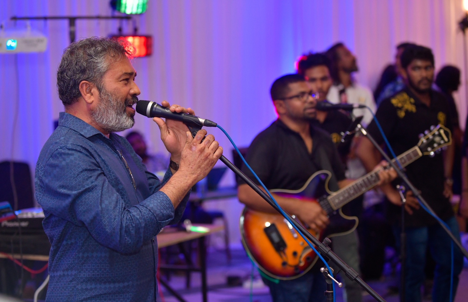 މާލެ: އޮކްޓޯބަރު 4، 2018- ރިޔާސީ އިންތިޚާބުގެ ކާމިޔާބު ފާހަގަ ކުރުމާއި އިންތިޚާބީ ރައީސް އިބްރާހިމް މުހައްމަދު ސޯލިހް (އިބޫ) އަދި އިންތިޚާބީ ނައިބު ރައީސް ފައިސަލް ނަސީމަށް ހެންވޭރުގެ ސަޕޯޓަރުން މަރުހަބާ ދެންނެވުމަށް ދަރުބާރުގޭގައި ބޭއްވި ހަފުލާގައި ފިލްމު ޕްރޮޑިއުސަރު ދަރާ ރަޝީދު ލަވައެއް ހުށަހަޅައި ދެނީ.---ފޮޓޯ: ހުސައިން ވަހީދު/މިހާރު