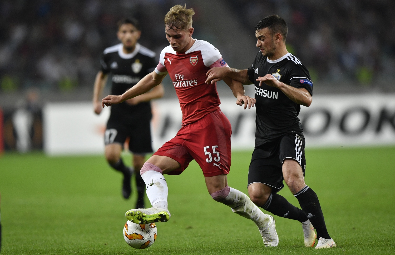 ގަރަބަގް ކުޅުންތެރިއަކު ކައިރިން އާސެނަލްގެ އެމީލް ސްމިތު (ވ) ބޯޅަ ހިފައިގެންދަނީ. -- ފޮޓޯ: އޭއެފްޕީ