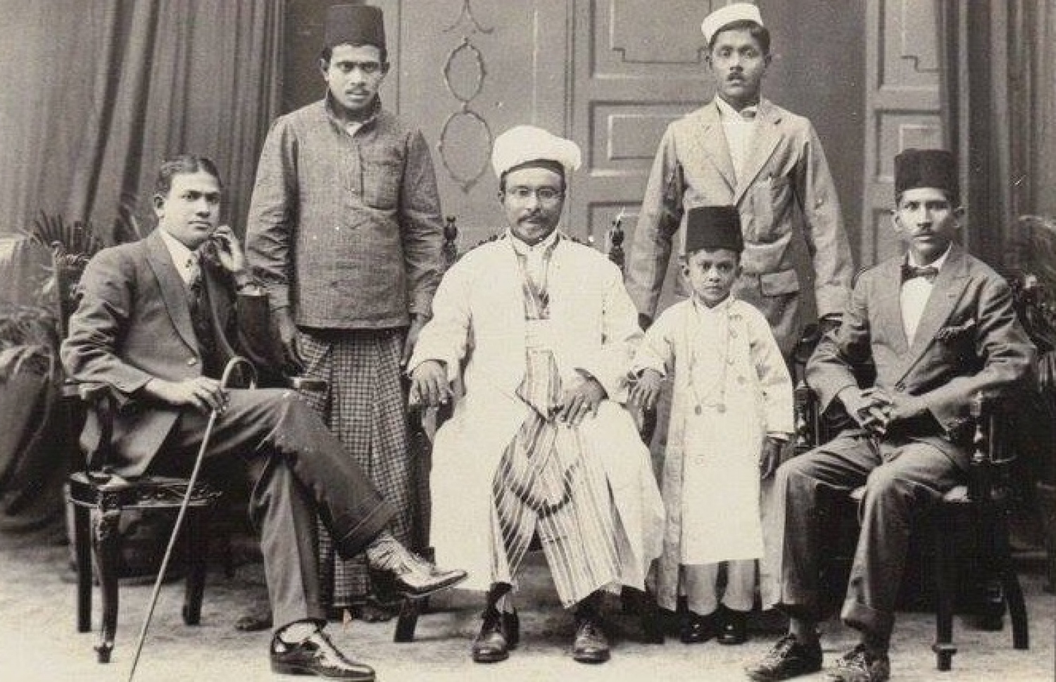 ހުސެއިން ސަލާހުއްދީން ހައްޖުގެ އަޅުކަން އަދާކުރެއްވުމަށް މައްކާއަށް ކުރެއްވި ދަތުރުފުޅުގެ ތެރެއިން ނެންގެވި ފޮޓޯއެއްގައި ޝިހާބު (ތުއްޕުޅުބޭފުޅާ) އަރިހުގައި: އެމަނިކުފާނަކީ އެ ދަތުރުގައި ގެންދެވި އެންމެ ހަގު ބޭފުޅާ.