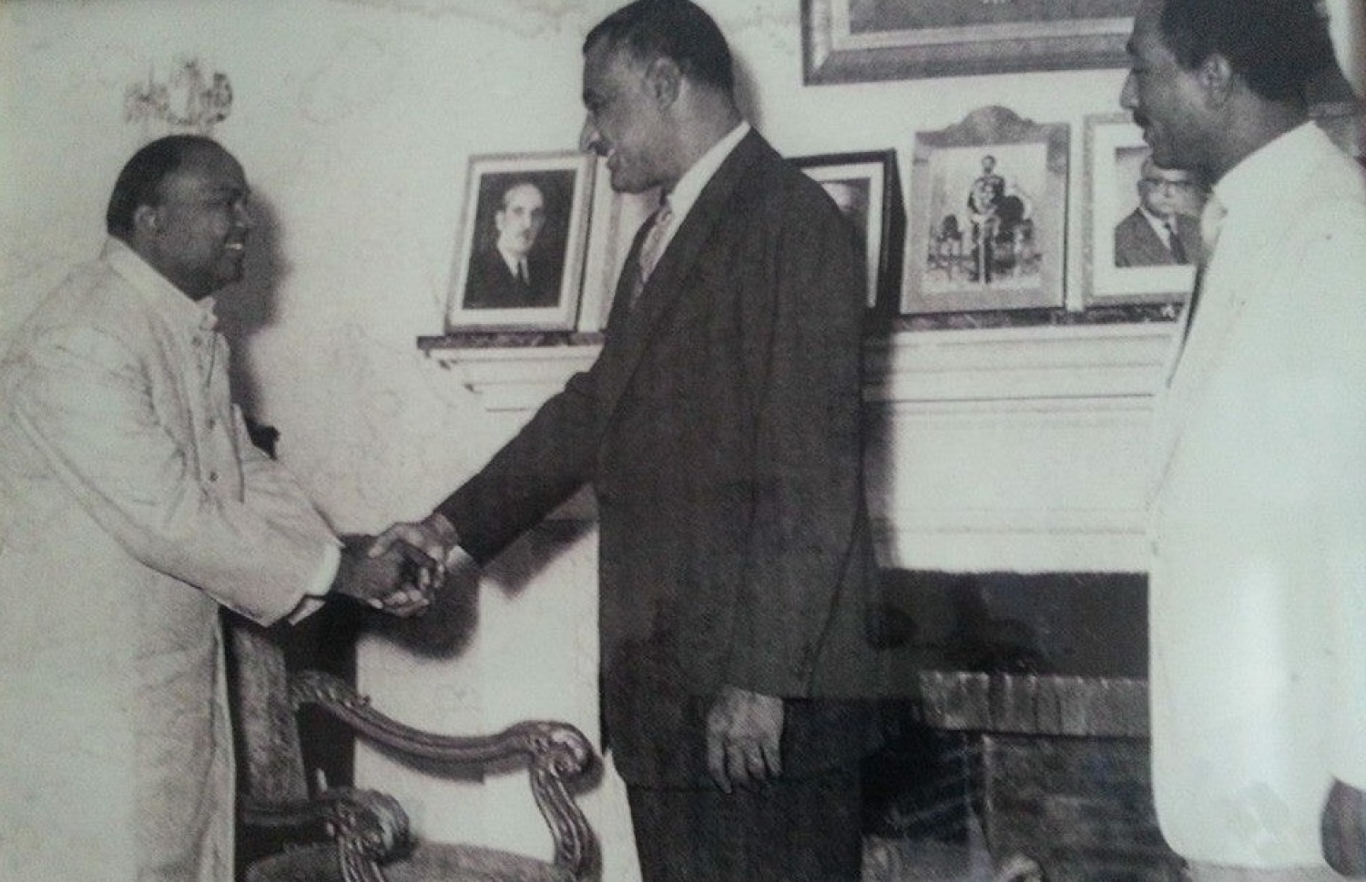 ރައީސް އިބްރާހިމް ނާސިރުގެ ހާއްސަ މަންދޫބެއްގެ ގޮތުގައި އިބްރާހިމް ޝިހާބު (ވ) މިސްރަށް ވަޑައިގެން އެ ގައުމުގެ ރައީސް ޖަމާލް އަބްދުއްނާސިރާ ބައްދަލުކުރައްވަނީ: އޭރު އެމަނިކުފާނަކީ ރާއްޖޭގެ ނައިބް ރައީސް.