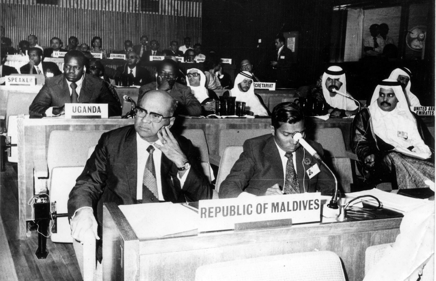 ސްރީ ލަންކާގައި 1976 ވަނަ އަހަރު ބޭއްވި ބައިނަލްއަގްވާމީ ނޮން އެލަޔަންސް ކޮންފަރެންސްގައި އިބްރާހިމް ޝިހާބު (ވ) އަދި ފަތުހުﷲ ޖަމީލް ބައިވެރިވެވަޑައިގަންނަވަނީ: ޝިހާބަކީ އުރުދޫ ބަހާއި އިނގިރޭސި ބަހަށް ވެސް ފަރިތަ ބޭފުޅެއް.