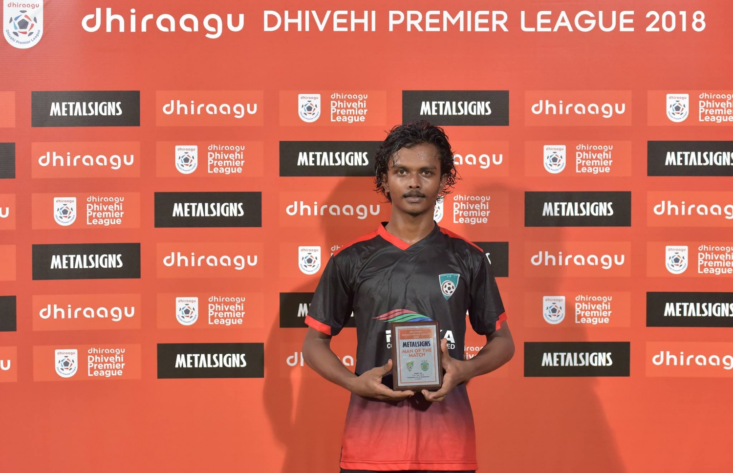 ދިރާގު ދިވެހި ޕްރިމިއާ ލީގުގެ މެޗަކަށް ފަހު ޖައިލަމް މޮޅު ކުޅުންތެރިއާގެ އެވޯޑް ހިފައިގެން. -- ފޮޓޯ: އެފްއޭއެމް