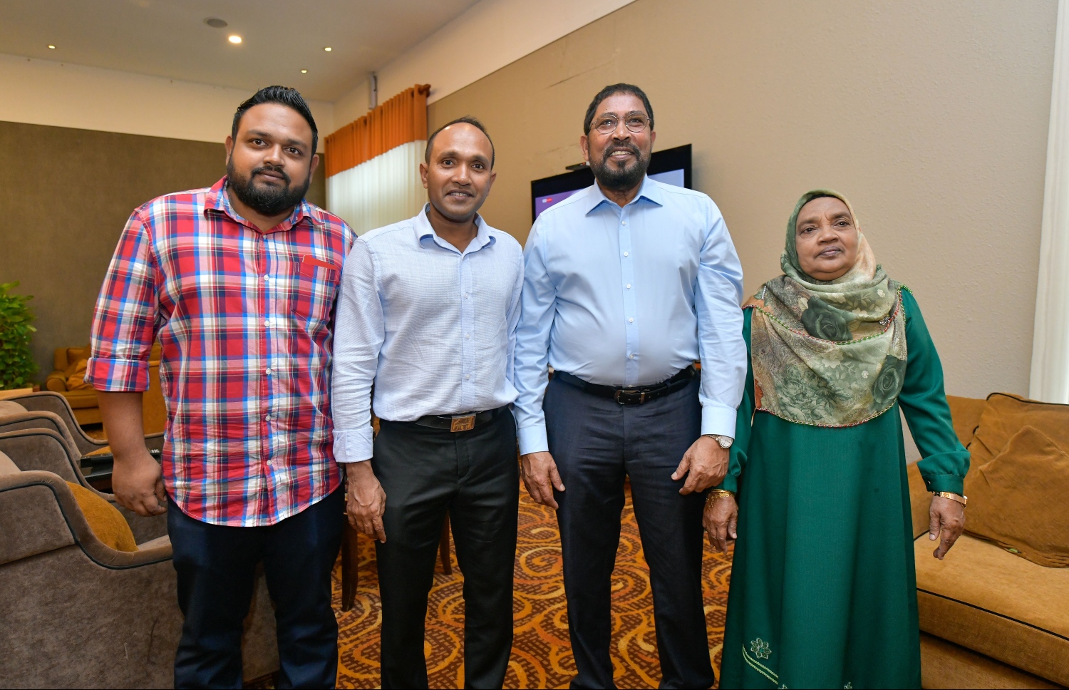 ވެލާނާ އިންޓަނޭޝަނަލް އެއާޕޯޓް: އޮކްޓޯބަރު 6، 2018- އިނގިރޭސި ވިލާތުން ހިމާޔަތް ހޯއްދަވައިގެން އުޅުއްވާތާ ތިން އަހަރެއްހާ ދުވަސް ފަހުން، ކުރީގެ ނައިބު ރައީސް ޑރ. ޖަމީލް ރާއްޖެ ވަޑައިގެން، އެމަނިކުފާނުގެ މަންމާފުޅު (ކ-1) އާއި ޖުމްހޫރީ ޕާޓީގެ ފައުންޑަރު ގާސިމް (ކ-2) އަދި ކޮއްކޯފުޅު އަބްދުﷲ ޖަމީލް (ވ) އާ އެކު ފޮޓޯފުޅެއް ނަންގަވަނީ.---ފޮޓޯ: ނިޝާން އަލީ/މިހާރު