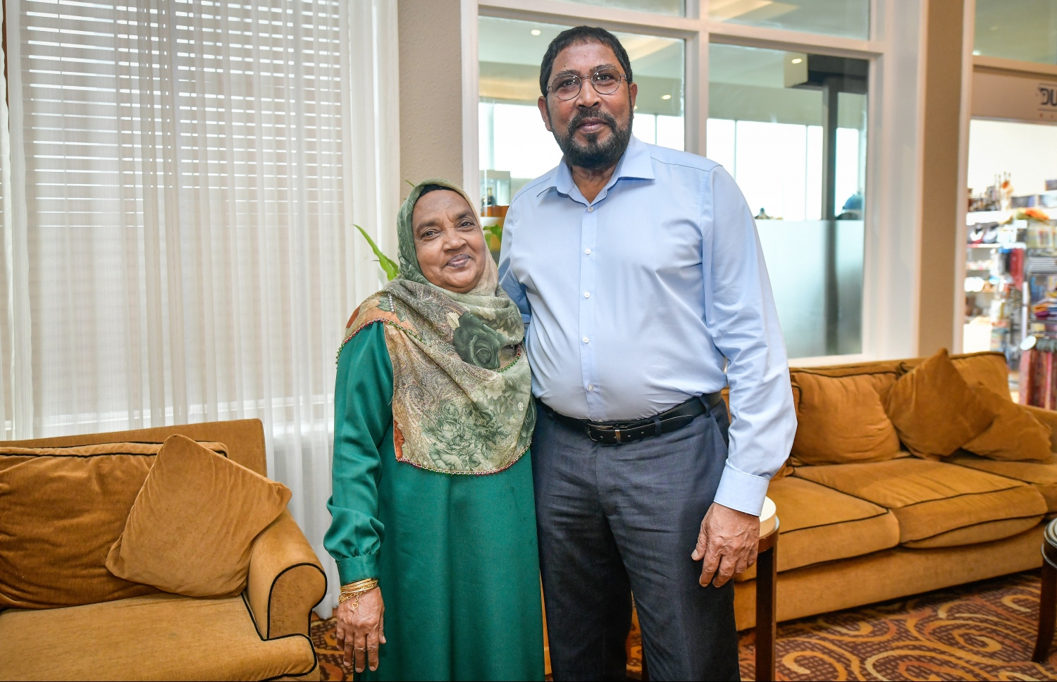 ވެލާނާ އިންޓަނޭޝަނަލް އެއާޕޯޓް: އޮކްޓޯބަރު 6، 2018- ކުރީގެ ނައިބު ރައީސް ޑރ. ޖަމީލްގެ މަންމާފުޅާ އެކު، ޖުމްހޫރީ ޕާޓީގެ ފައުންޑަރު ގާސިމް އިބްރާހީމް ފޮޓޯއެއް ނަންގަވަނީ.---ފޮޓޯ: ނިޝާން އަލީ/މިހާރު