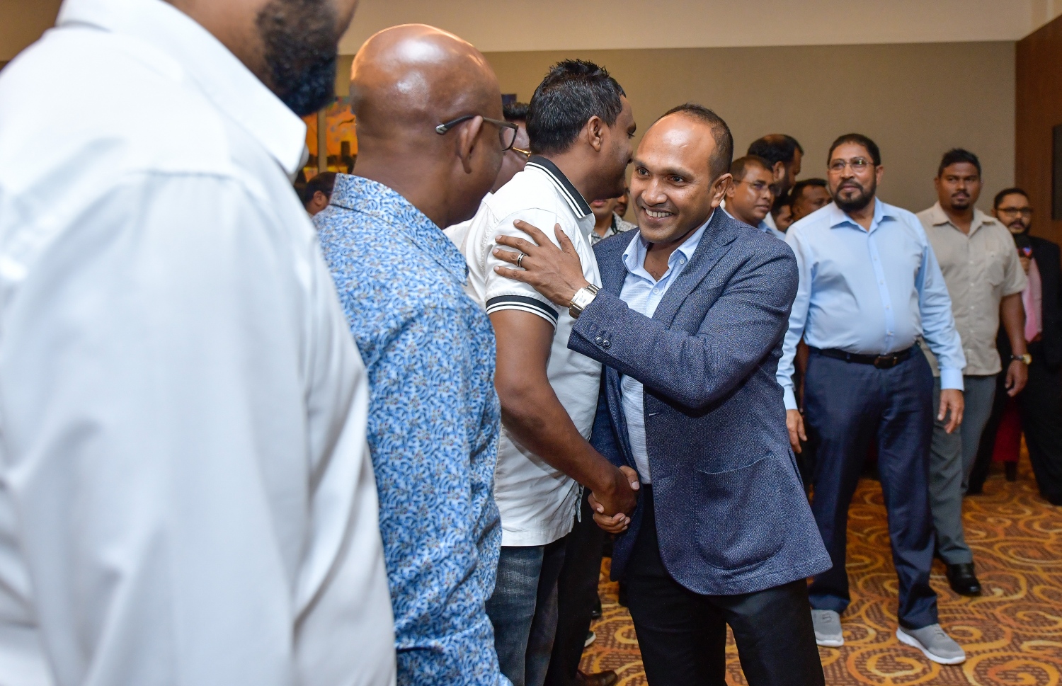 ވެލާނާ އިންޓަނޭޝަނަލް އެއާޕޯޓް: އޮކްޓޯބަރު 6، 2018- އިނގިރޭސި ވިލާތުން ހިމާޔަތް ހޯއްދަވައިގެން އުޅުއްވާތާ ތިން އަހަރެއްހާ ދުވަސް ފަހުން، ކުރީގެ ނައިބު ރައީސް ޑރ. ޖަމީލް ރާއްޖެ ވަޑައިގަތުމުން މަރުހަބާ ދަންނަވަނީ.---ފޮޓޯ: ނިޝާން އަލީ/މިހާރު