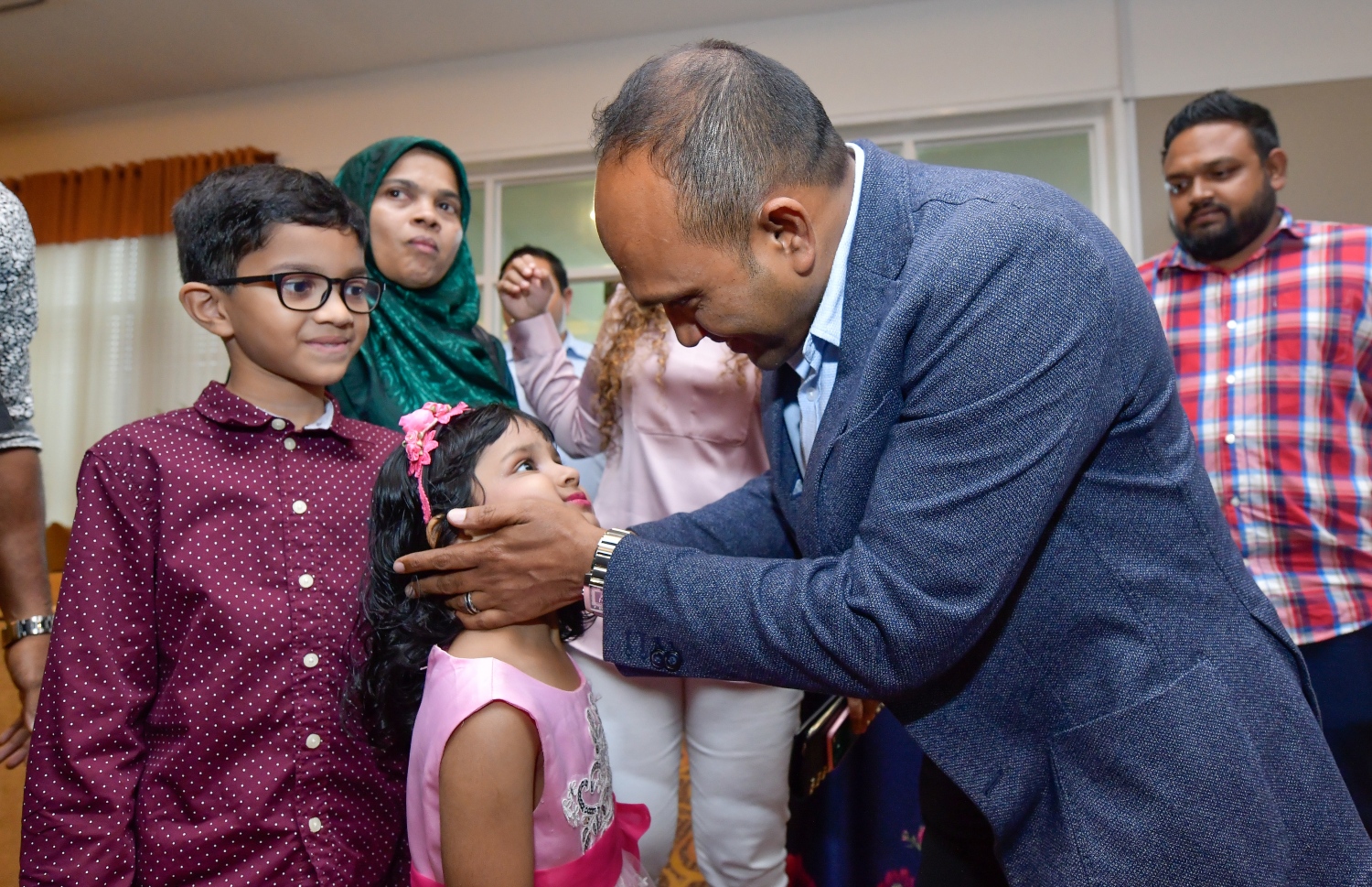 ވެލާނާ އިންޓަނޭޝަނަލް އެއާޕޯޓް: އޮކްޓޯބަރު 6، 2018- އިނގިރޭސި ވިލާތުން ހިމާޔަތް ހޯއްދަވައިގެން އުޅުއްވާތާ ތިން އަހަރެއްހާ ދުވަސް ފަހުން، ކުރީގެ ނައިބު ރައީސް ޑރ. ޖަމީލް ރާއްޖެ ވަޑައިގަތުމުން، އެމަނިކުފާނުގެ އާއިލާގެ ކުޑަކުއްޖަކާ ވާހަކަފުޅު ދައްކަވަނީ.---ފޮޓޯ: ނިޝާން އަލީ/މިހާރު