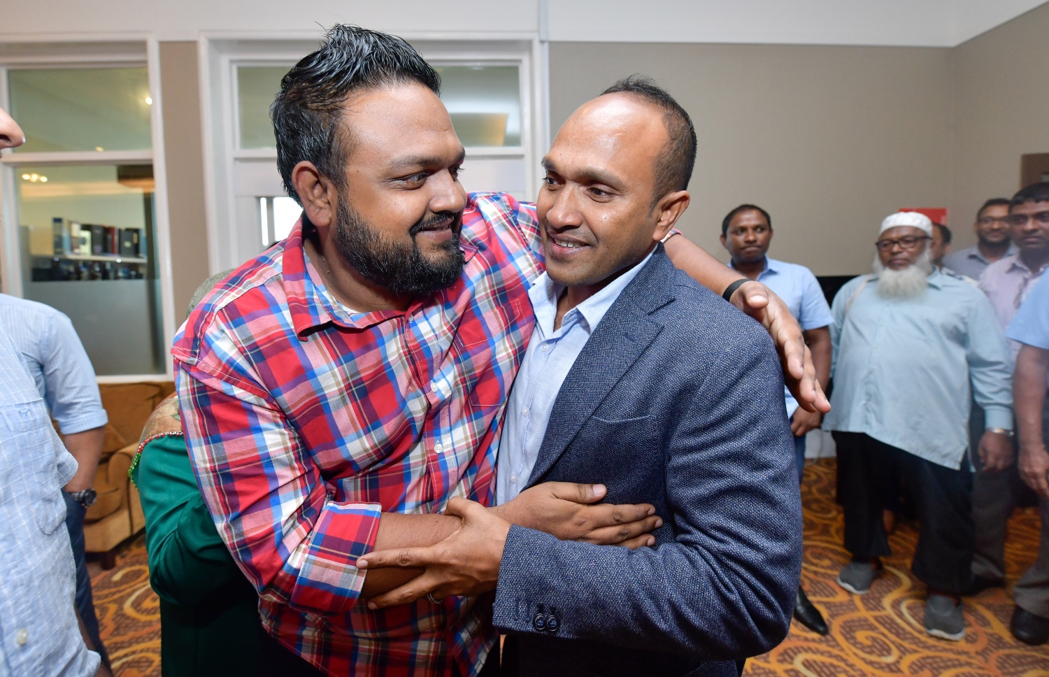 ވެލާނާ އިންޓަނޭޝަނަލް އެއާޕޯޓް: އޮކްޓޯބަރު 6، 2018- އިނގިރޭސި ވިލާތުން ހިމާޔަތް ހޯއްދަވައިގެން އުޅުއްވާތާ ތިން އަހަރެއްހާ ދުވަސް ފަހުން ކުރީގެ ނައިބު ރައީސް ޑރ. ޖަމީލް މިއަދު މާލެ ވަޑައިގަތުމުން އެމަނިކުފާނުގެ ކޮއްކޯފުޅު އަބްދުﷲ ޖަމީލް މަރުހާބާ ދައްނަވަނީ.-- ފޮޓޯ: ނިޝާން އަލީ/މިހާރު