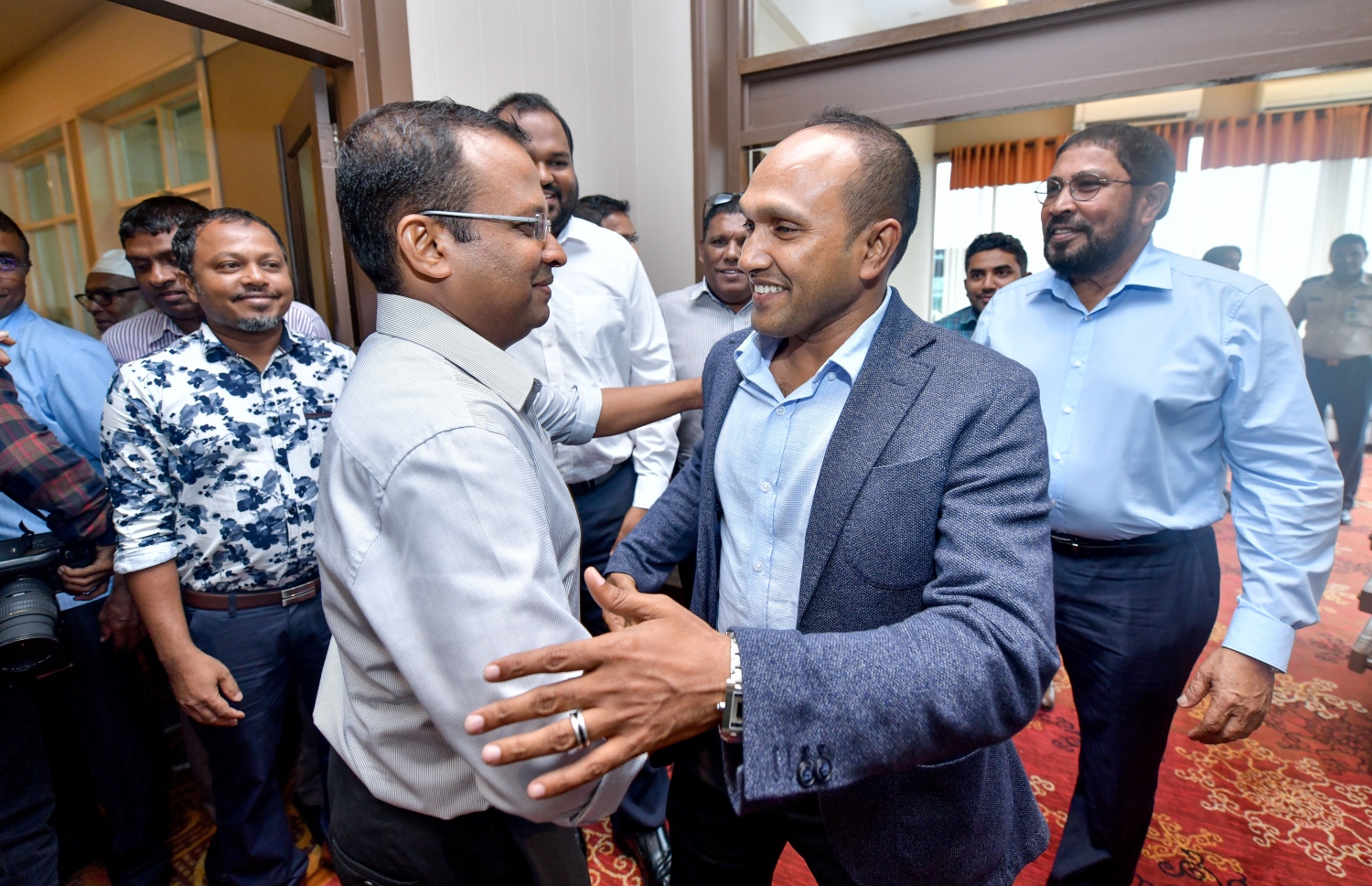 ވެލާނާ އިންޓަނޭޝަނަލް އެއާޕޯޓް: އޮކްޓޯބަރު 6، 2018- އިނގިރޭސި ވިލާތުން ހިމާޔަތް ހޯއްދަވައިގެން އުޅުއްވާތާ ތިން އަހަރެއްހާ ދުވަސް ފަހުން، ކުރީގެ ނައިބު ރައީސް ޑރ. ޖަމީލް ރާއްޖެ ވަޑައިގަތުމުން، ކިނބިދޫ ދާއިރާގެ މެމްބަރު އަދި ކުރީގެ ޕޮލިސް ކޮމިޝަނަރު އަބްދުﷲ ރިޔާޒް މަރުހަބާ ދަންނަވަނީ.---ފޮޓޯ: ނިޝާން އަލީ/މިހާރު