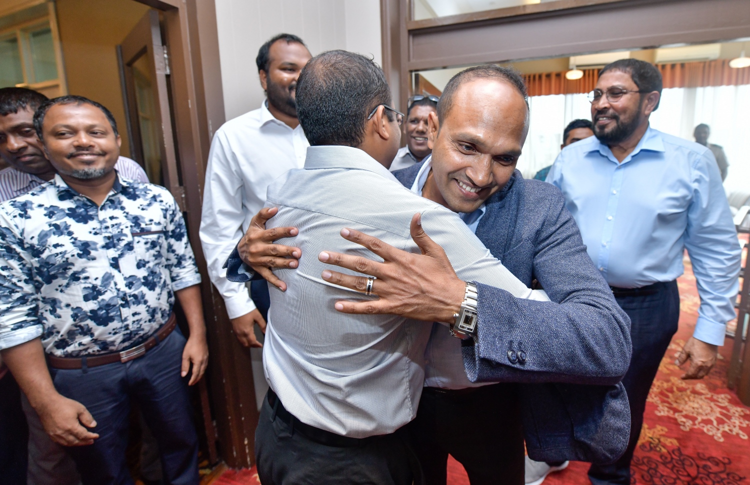 ވެލާނާ އިންޓަނޭޝަނަލް އެއާޕޯޓް: އޮކްޓޯބަރު 6، 2018- އިނގިރޭސި ވިލާތުން ހިމާޔަތް ހޯއްދަވައިގެން އުޅުއްވާތާ ތިން އަހަރެއްހާ ދުވަސް ފަހުން، ކުރީގެ ނައިބު ރައީސް ޑރ. ޖަމީލް ރާއްޖެ ވަޑައިގަތުމުން، ކިނބިދޫ ދާއިރާގެ މެމްބަރު އަދި ކުރީގެ ޕޮލިސް ކޮމިޝަނަރު އަބްދުﷲ ރިޔާޒް މަރުހަބާ ދަންނަވަނީ.---ފޮޓޯ: ނިޝާން އަލީ/މިހާރު