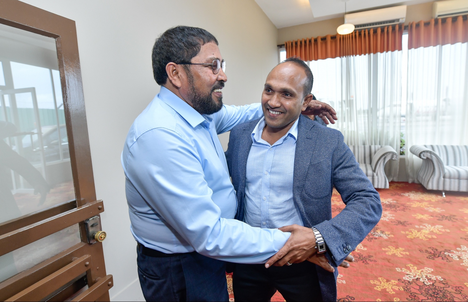 ވެލާނާ އިންޓަނޭޝަނަލް އެއާޕޯޓް: އޮކްޓޯބަރު 6، 2018- އިނގިރޭސި ވިލާތުން ހިމާޔަތް ހޯއްދަވައިގެން އުޅުއްވާތާ ތިން އަހަރެއްހާ ދުވަސް ފަހުން، ކުރީގެ ނައިބު ރައީސް ޑރ. ޖަމީލް ރާއްޖެ ވަޑައިގަތުމުން، ޖުމްހޫރީ ޕާޓީގެ ފައުންޑަރު ގާސިމް އިބްރާހީމް މަރުހަބާ ދަންނަވަނީ.---ފޮޓޯ: ނިޝާން އަލީ/މިހާރު