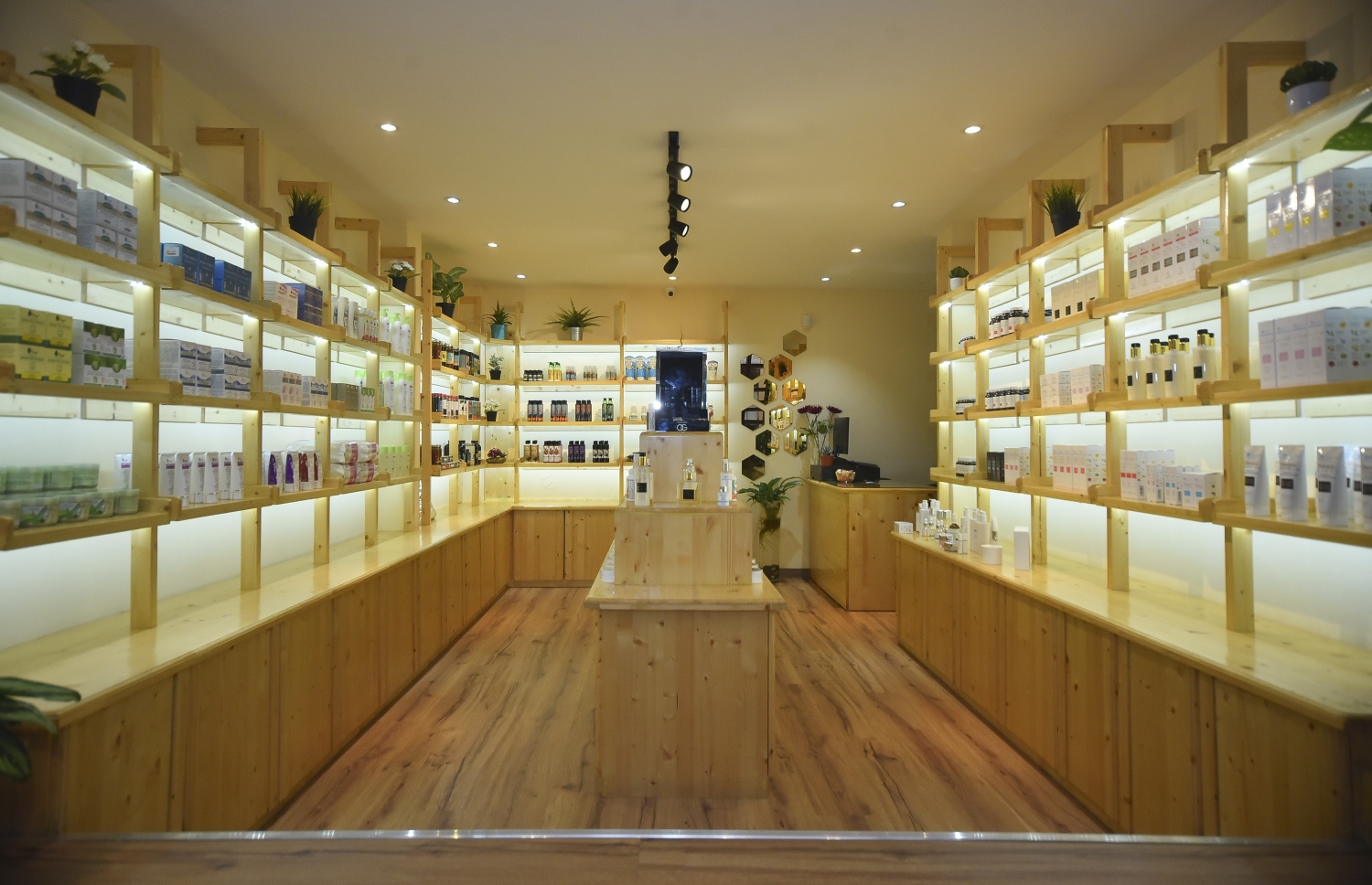 "އޮން ވީ" ފިހާރައިގެ އެތެރެ: އޯކިޑްމަގުގައި ހުޅުވާފައި ހުންނަ އެ ފިހާރައިން ހަންގަނޑަށާއި ހަށިގަނޑަށް ރަނގަޅު އުފެއްދުންތައް ލިބޭ.-- ފޮޓޯ: އަހުމަދު ނިޝާތު/ މިހާރު