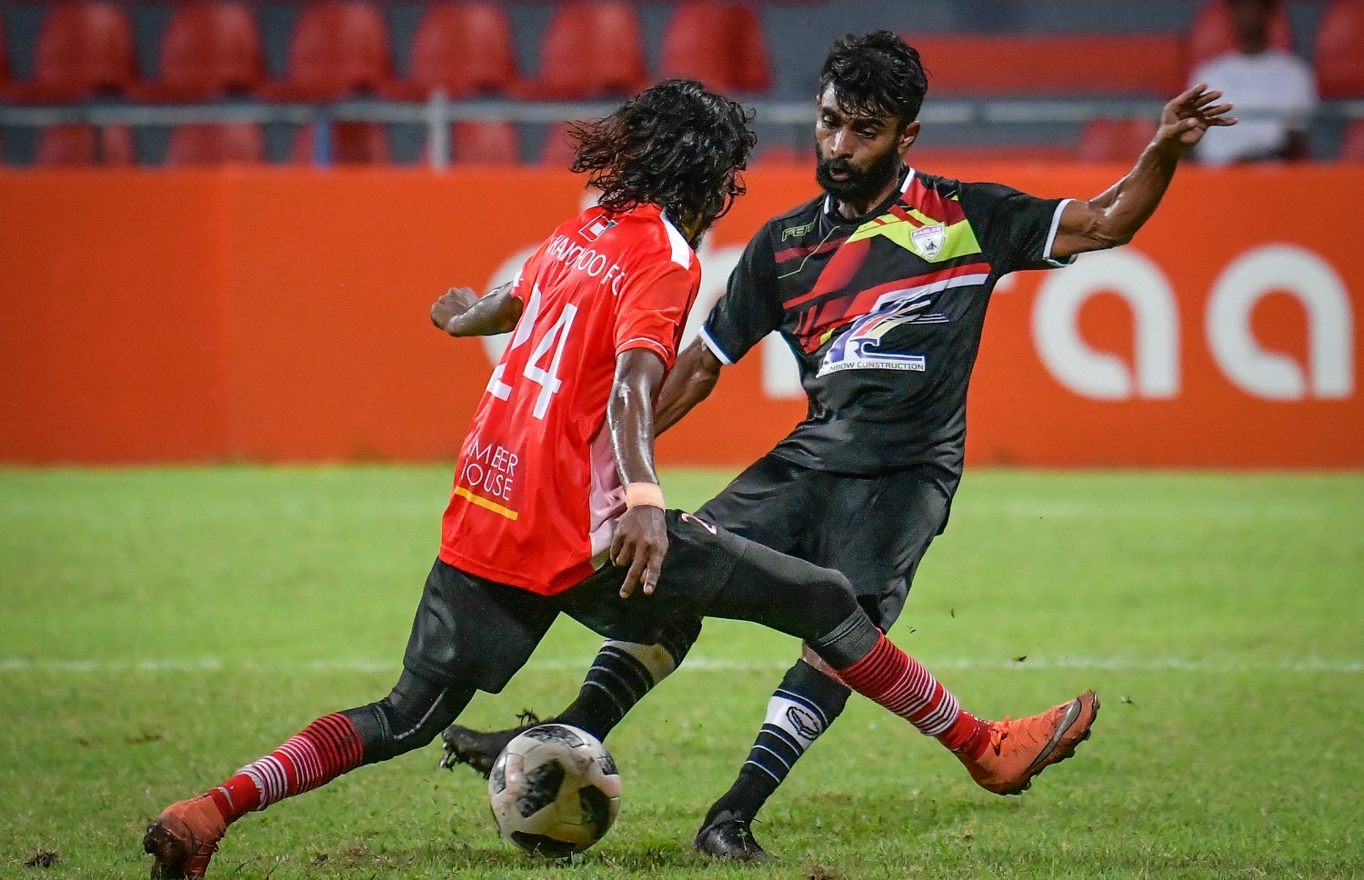 އީގަލްސްގެ ރިޒޭ (ކ) ފޯކައިދޫ ކުޅުންތެރިއަކު ކައިރިން ބޯޅަ ފޮނުވާލަނީ. -- ނިޝާން އަލީ/ މިހާރު