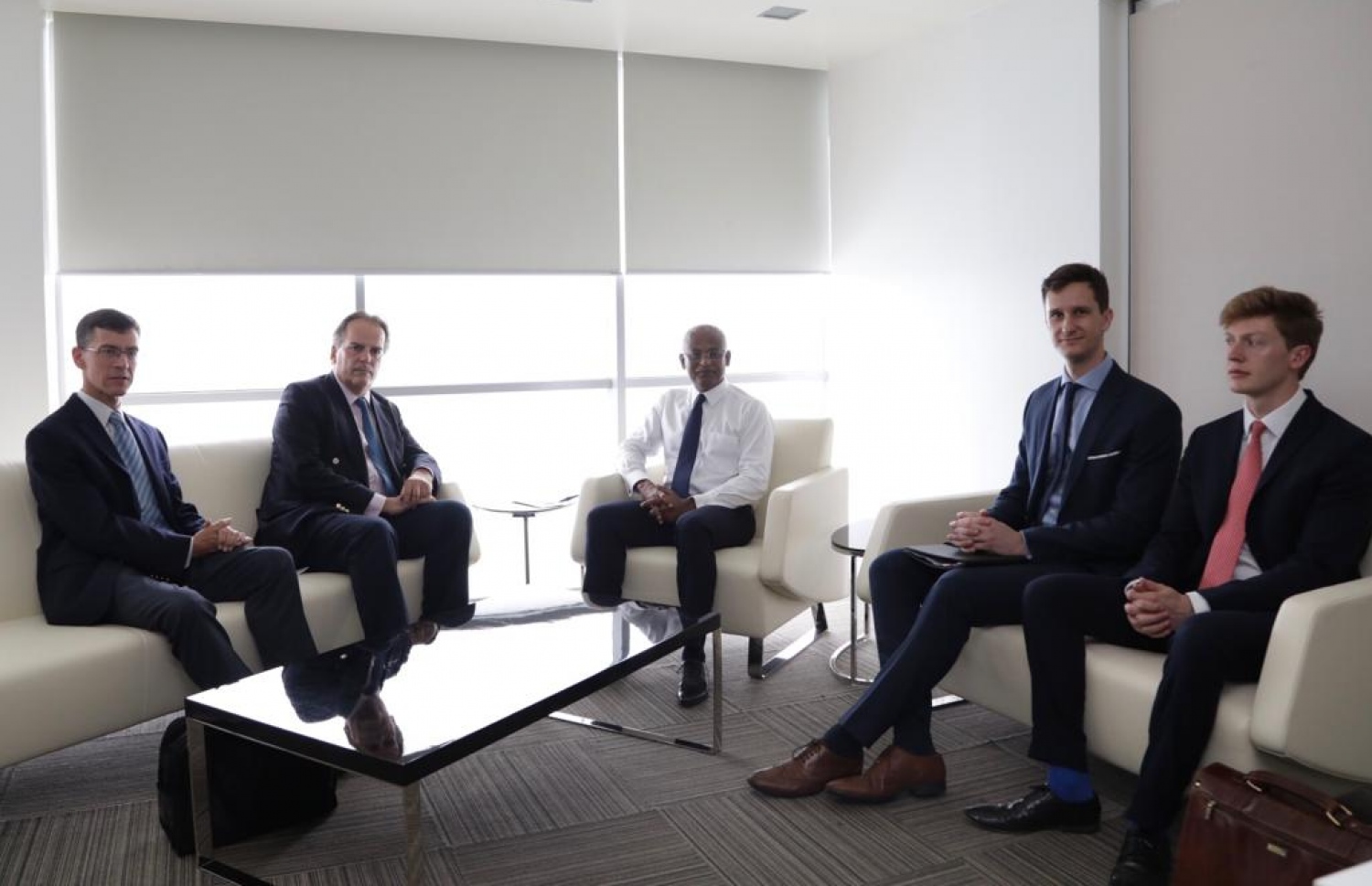 އިނގިރޭސި ފޮރިން އޮފީހުގެ މިނިސްޓަރު މާކް ފީލްޑް، އިބޫއާ މިއަދު ބައްދަލު ކުރައްވަނީ. --ފޮޓޯ/އެމްޑީޕީ