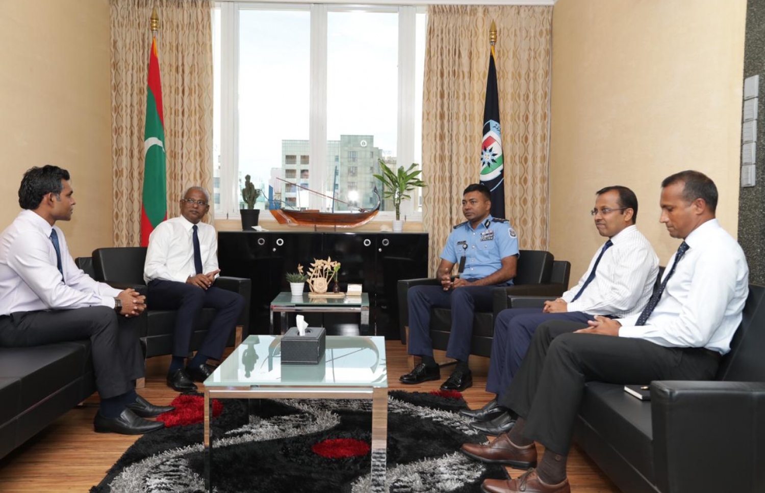 ވެރިކަމުގެ ހުވާކުރެއްވުމުގެ ކުރިން ފުލުހުންގެ އިސް ވެރިންނާ އެކު ރައީސް ބޭއްވެވި ބައްދަލުވުމެއްގައި ހަމީދު (ކ) ބައިވެރިވެވަޑައިގަންނަވަނީ. --ފޮޓޯ/އެމްޑީޕީ