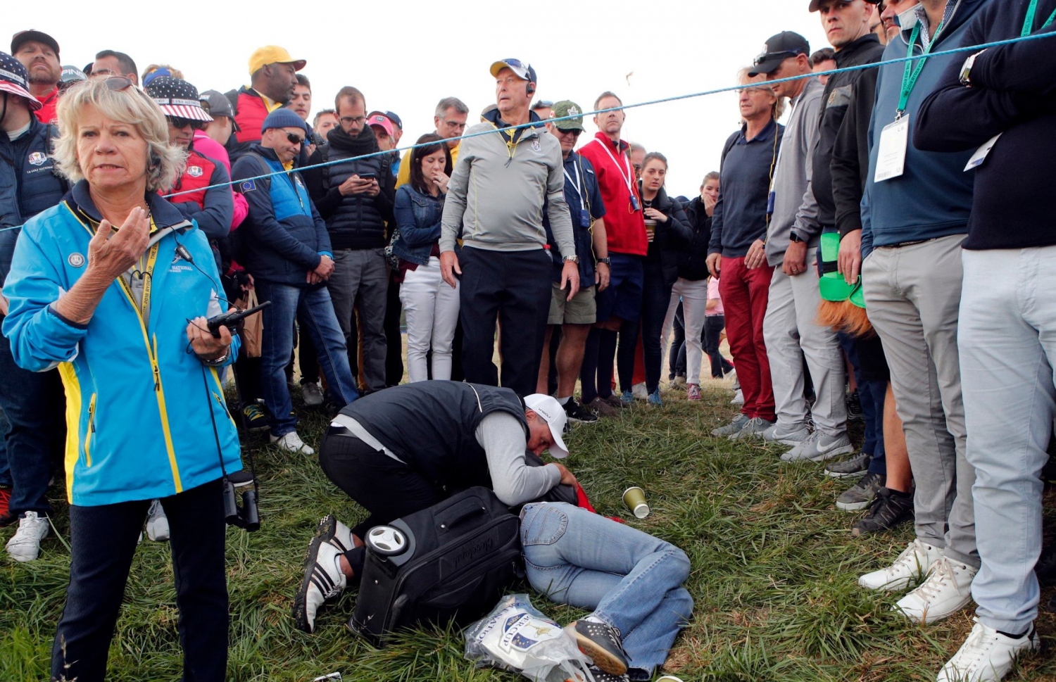 ބޯޅައިން ލޯ މަތީގައި ޖެހުމުން ކޮރިން ބިންމައްޗަށް ޗެއްޓިފައި.