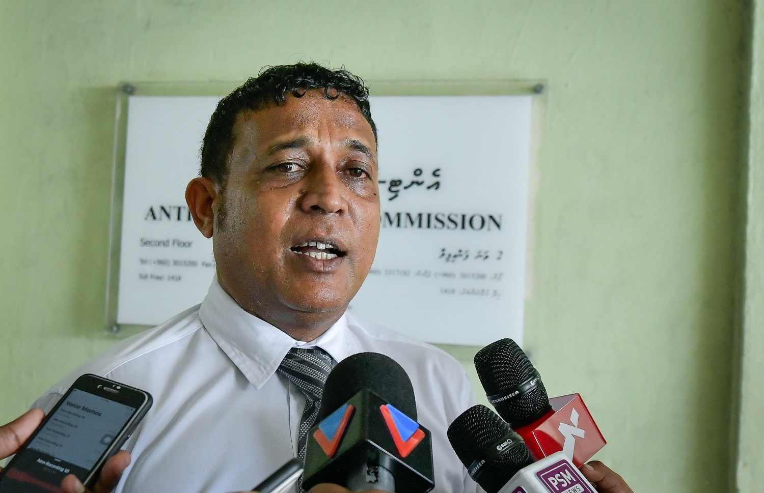 ކުރީގެ ހައުސިން މިނިސްޓަރު އަސްލަމް މިއަދު ނޫސްވެރިންނާ ބައްދަލު ކުރައްވަނީ-- ފޮޓޯ: ނިޝާން އަލީ/މިހާރު