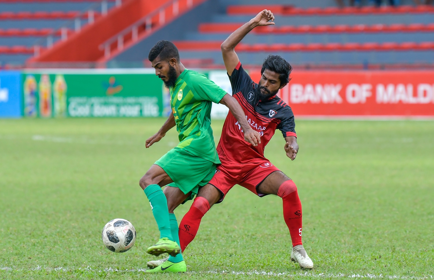 ތިމަރަފުށީގެ ސަނާހު (ކ) ކައިރިން މާޒިޔާގެ އައްމަޑޭ ބޯޅަ ހިފައިގެން. -- ފޮޓޯ: ހުސެއިން ވަހީދު/ މިހާރު