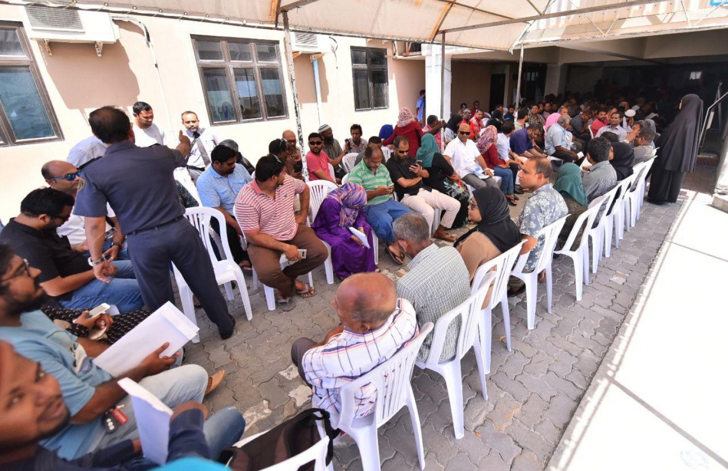 ފޯމު ހުށަހަޅަން ހައުސިން މިނިސްޓްރީގައި ކިޔޫ ޖެހިގެން. --ފޮޓޯ: ހުސެއިން ވަހީދު/މިހާރު