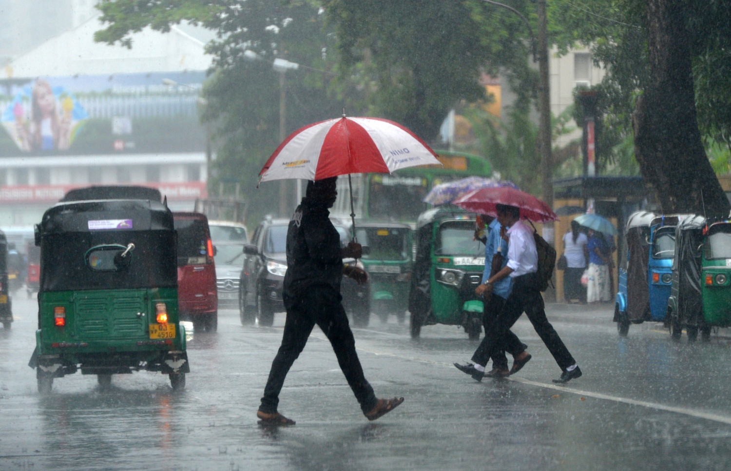 ކޮލަމްބޯ އަށް މިއަދު ބޯކޮށް ވާރޭ ވެހެމުންދާ އިރު ބައެއް މީހުން ކުޑަ ނަގައިގެން ދަނީ. --ފޮޓޯ:އޭއެފްޕީ