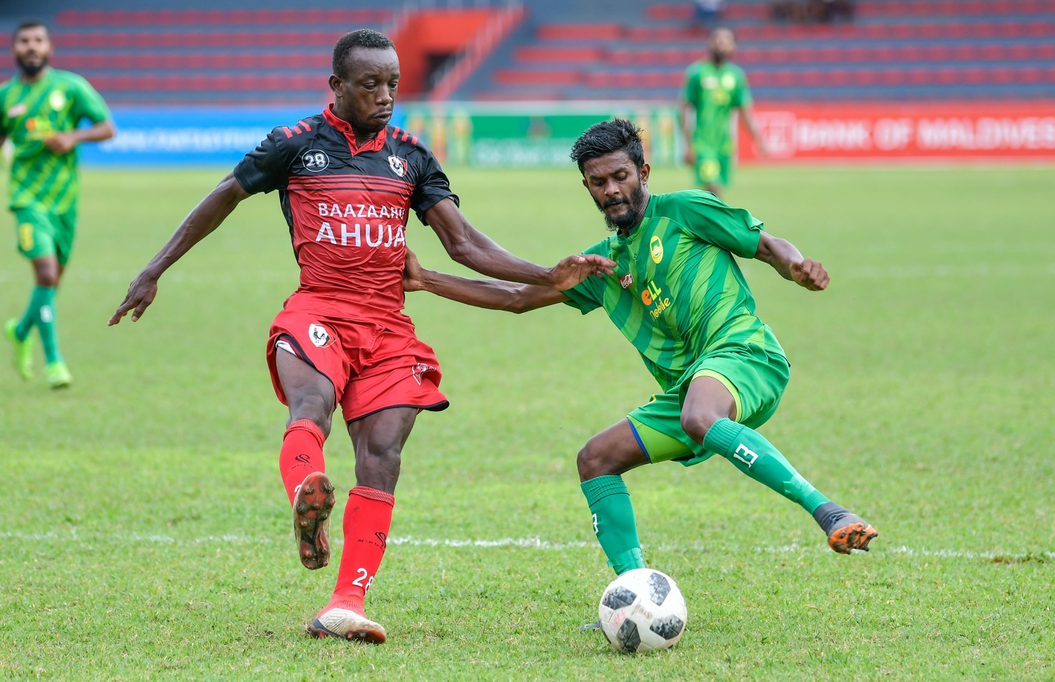 މިދިޔަ އަހަރުގެ ދިރާގު ދިވެހި ޕްރިމިއާ ލީގުގެ މެޗެއްގެ ތެރެއިން މުޖޭ (ކ) ބޯޅަ ހިފައިގެން. -- ފޮޓޯ: ނިޝާން އަލީ/ މިހާރު