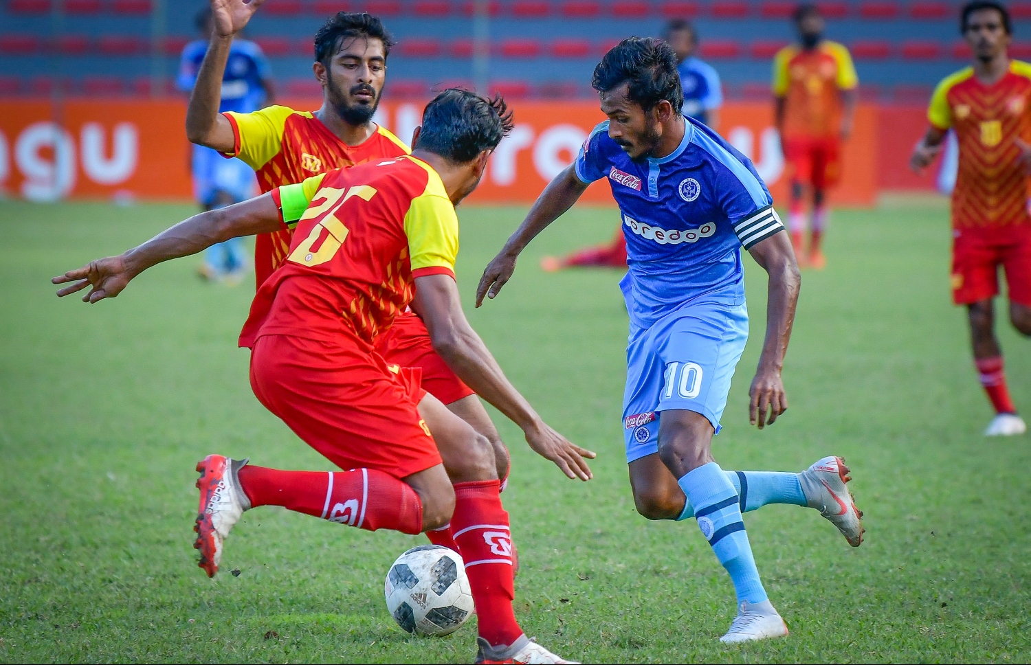 ނިއުގެ ސެންޓޭ (ކ) އަށް ހުރަސް އަޅަން ވިކްޓަރީގެ ޝާފީ އާއި ޖެރާޑް މަސައްކަތްކުރަނީ. --ފޮޓޯ: ނިޝާން އަލީ/ މިހާރު