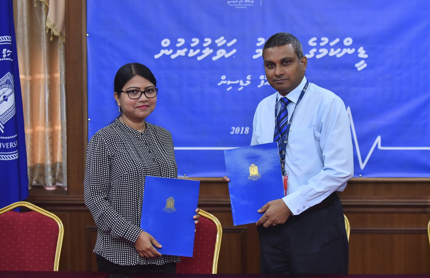 މަގާމުގެ ލިޔުމުގައި ސޮއިކުރެއްވުމަށްފަހު މެޑިސިން ސްކޫލުގެ ޑީން ޑރ. ޝީޒާ އަދި އެމްއެންޔޫގެ ވައިސް ޗާންސެލާ ޑރ. ފަވާޒު ފޮޓޯއަކަށް ހުއްޓިލައިގެން.-- ފޮޓޯ: އަހުމަދު ނިޝާތު/ މިހާރު