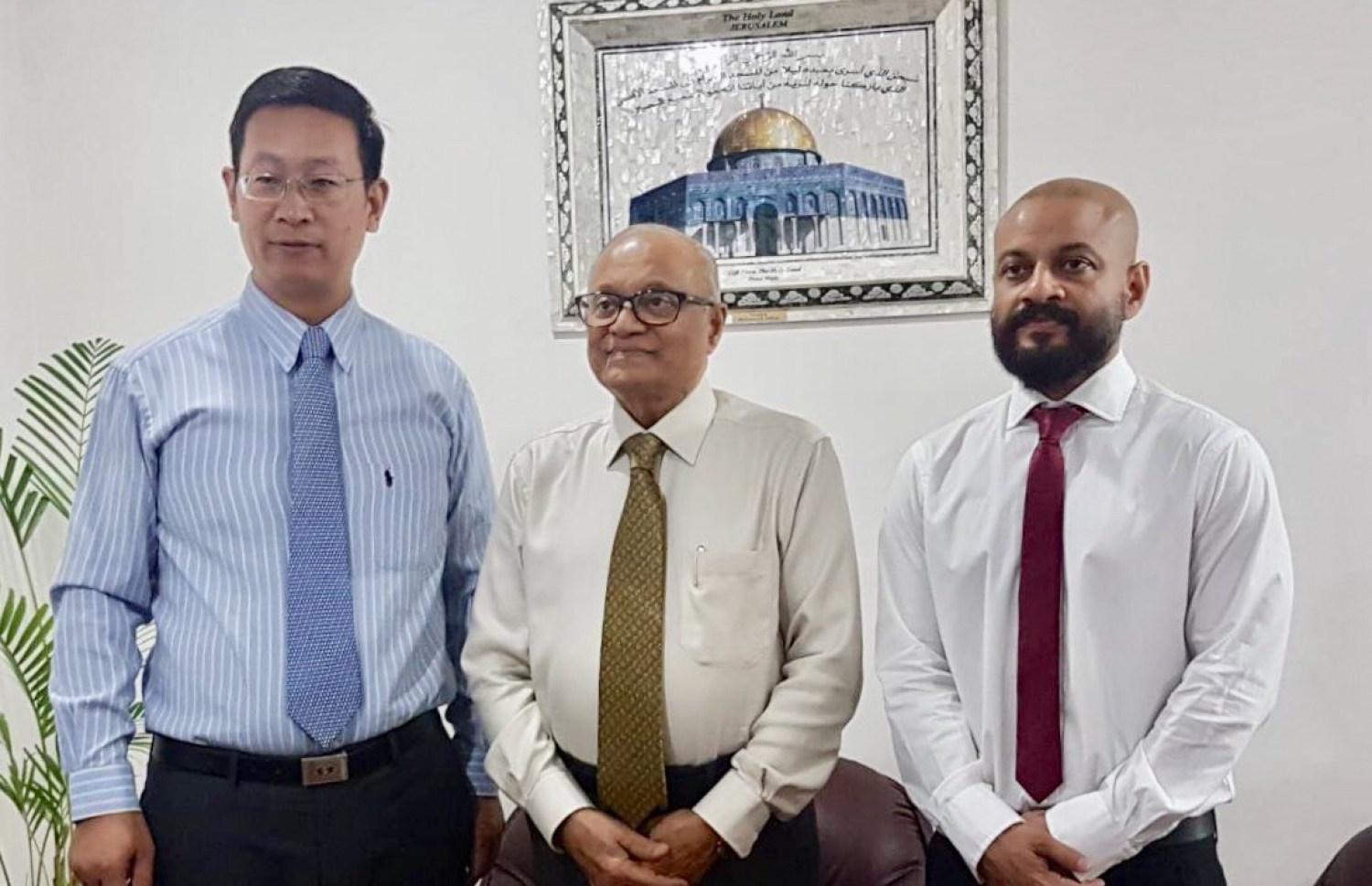 ކުރީގެ ރައީސް މައުމޫނާއި (މ) އެމަނިކުފާނުގެ ދަރިކަލުން ދިއްގަރު ދާއިރާގެ މެމްބަރު ފާރިސް (ކ)، ޗައިނާ ސަފީރު ޒަންގް ލިޒޯންގްއާއެކު ފޮޓޯއަކަށް ހުއްޓިވަޑައިގެން.-- ޓްވިޓާ ފޮޓޯ: މައުމޫން