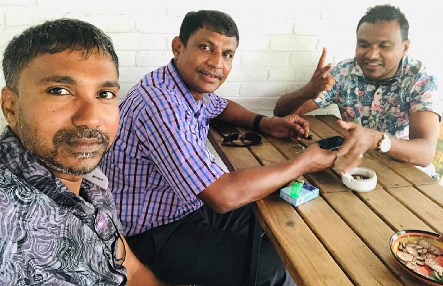 ރިޔާޒް (މ) މިއަދު އިލްހާމާއި (ވ) އަބްދުﷲ އަހުމަދާއެކު ނެންގެވި ފޮޓޯ.
