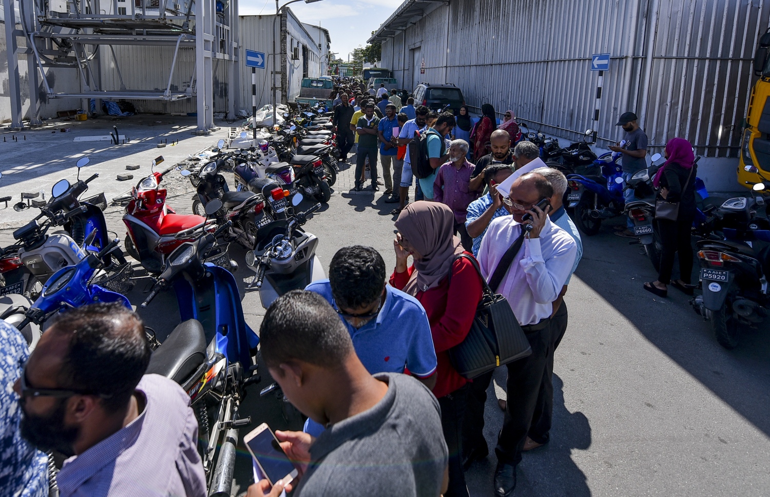 މާލެ: އޮކްޓޯބަރު 10، 2018: ހުޅުމާލޭގެ ދެ ވަނަ ފިޔަވަހިން 400 ގޯތި ގަންނަން ބޭނުންވާ މީހުންނަށް އެ ފުރުސަތު ހުޅުވާލުމާ އެކު، ގޯތީގެ ފޯމު ލުމަށް ހައުސިން މިނިސްޓްރީގެ ކައިރީގައި މީހުން ކިޔޫ ހަދައިގެން---ފޮޓޯ: އަހުމަދު ނިޝާތު/މިހާރު