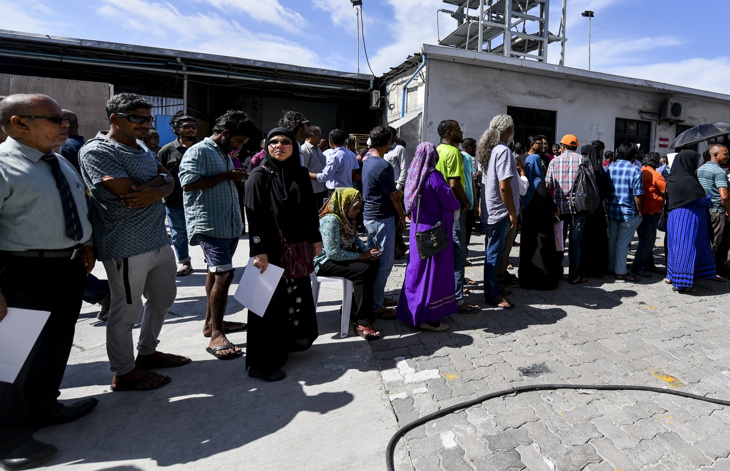 މާލެ: އޮކްޓޯބަރު 10، 2018: ހުޅުމާލޭގެ ދެ ވަނަ ފިޔަވަހިން 400 ގޯތި ގަންނަން ބޭނުންވާ މީހުންނަށް އެ ފުރުސަތު ހުޅުވާލުމާ އެކު، ގޯތީގެ ފޯމު ލުމަށް ހައުސިން މިނިސްޓްރީގެ ގޯތިތެރޭގައި މީހުން ކިޔޫ ހަދައިގެން---ފޮޓޯ: އަހުމަދު ނިޝާތު/މިހާރު