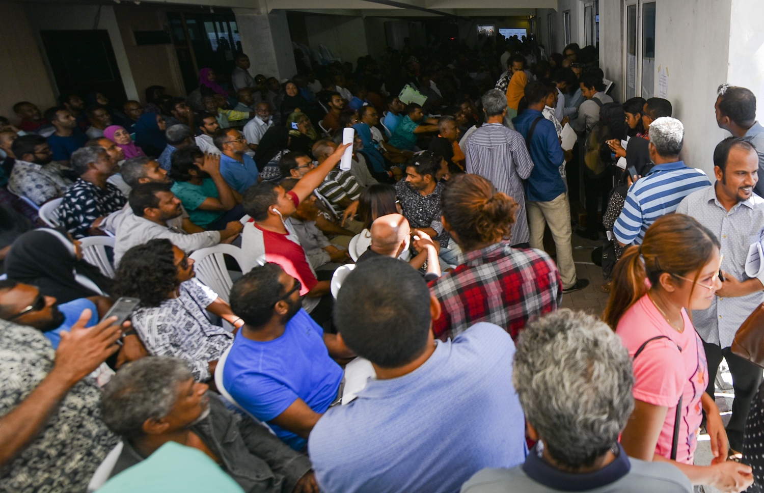 މާލެ: އޮކްޓޯބަރު 10، 2018: ހުޅުމާލޭގެ ދެ ވަނަ ފިޔަވަހިން 400 ގޯތި ގަންނަން ބޭނުންވާ މީހުންނަށް އެ ފުރުސަތު ހުޅުވާލުމާ އެކު، ގޯތީގެ ފޯމު ލުމަށް ހައުސިން މިނިސްޓްރީގެ ގޯތިތެރޭގައި މީހުން ކިޔޫ ހަދައިގެން---ފޮޓޯ: އަހުމަދު ނިޝާތު/މިހާރު