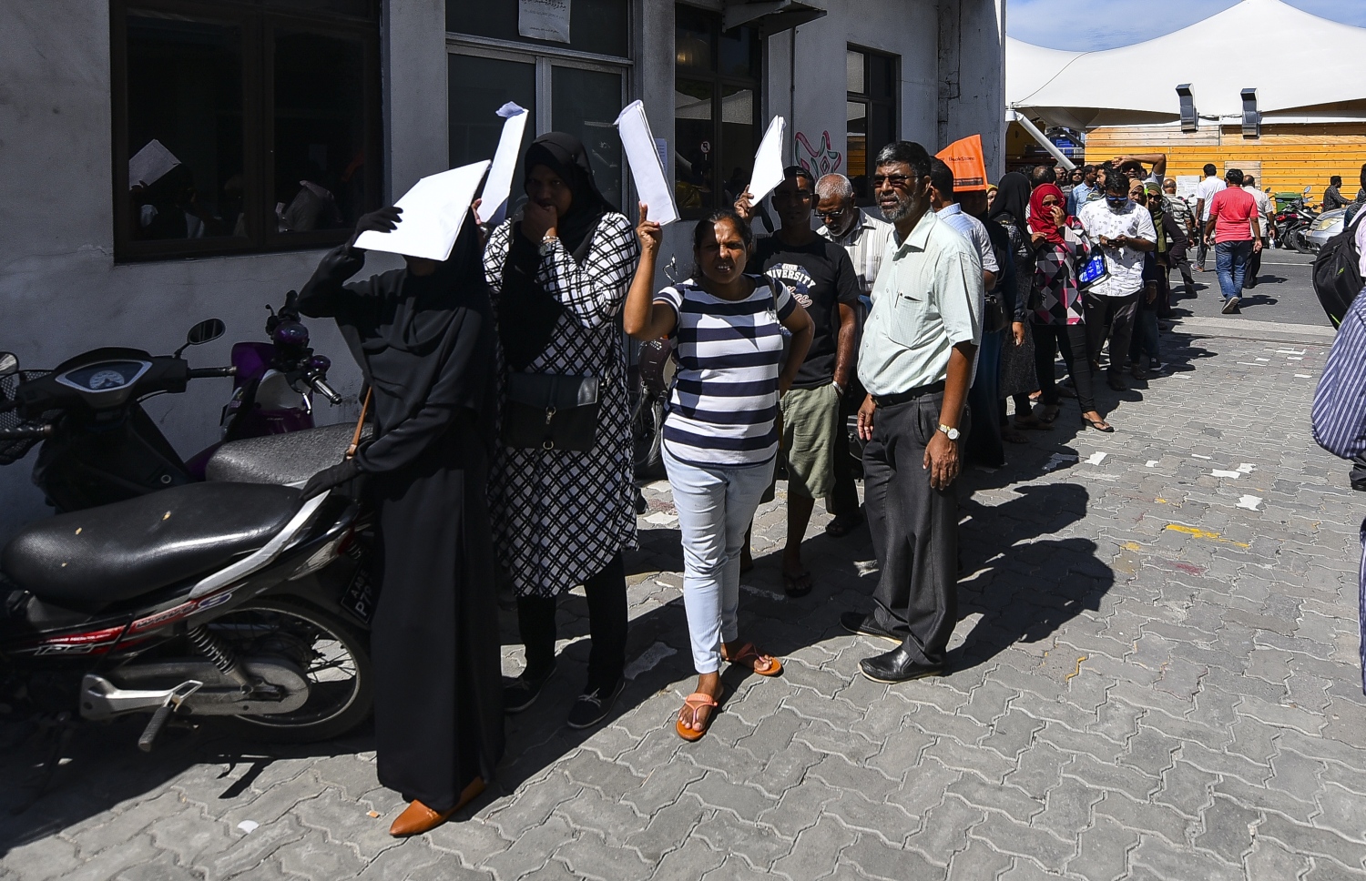 މާލެ: އޮކްޓޯބަރު 10، 2018: ހުޅުމާލޭގެ ދެ ވަނަ ފިޔަވަހިން 400 ގޯތި ގަންނަން ބޭނުންވާ މީހުންނަށް އެ ފުރުސަތު ހުޅުވާލުމާ އެކު، ގޯތީގެ ފޯމު ލުމަށް ހައުސިން މިނިސްޓްރީގެ ކައިރީގައި މީހުން ކިޔޫ ހަދައިގެން---ފޮޓޯ: އަހުމަދު ނިޝާތު/މިހާރު