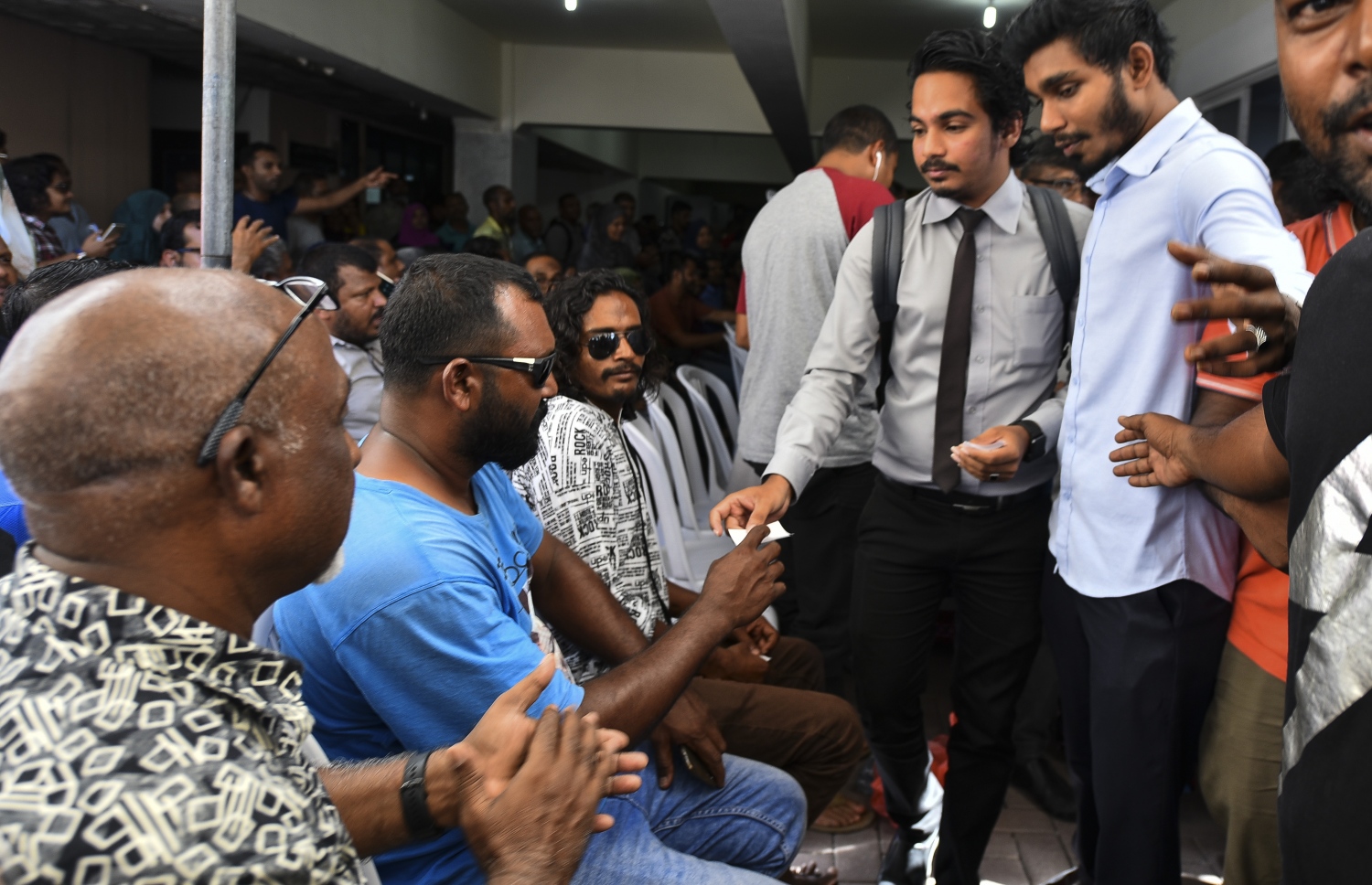 މާލެ: އޮކްޓޯބަރު 10، 2018: ހުޅުމާލޭގެ ދެ ވަނަ ފިޔަވަހިން 400 ގޯތި ގަންނަން ބޭނުންވާ މީހުންނަށް އެ ފުރުސަތު ހުޅުވާލުމާ އެކު، ގޯތީގެ ފޯމު ލުމަށް ހައުސިން މިނިސްޓްރީ ކައިރީގައި ހަދާފައިވާ ކިޔޫގައި ތިބި މީހުންނަށް ކިޔޫ ނަމްބަރު ހަވާލުކުރަނީ.---ފޮޓޯ: އަހުމަދު ނިޝާތު/މިހާރު