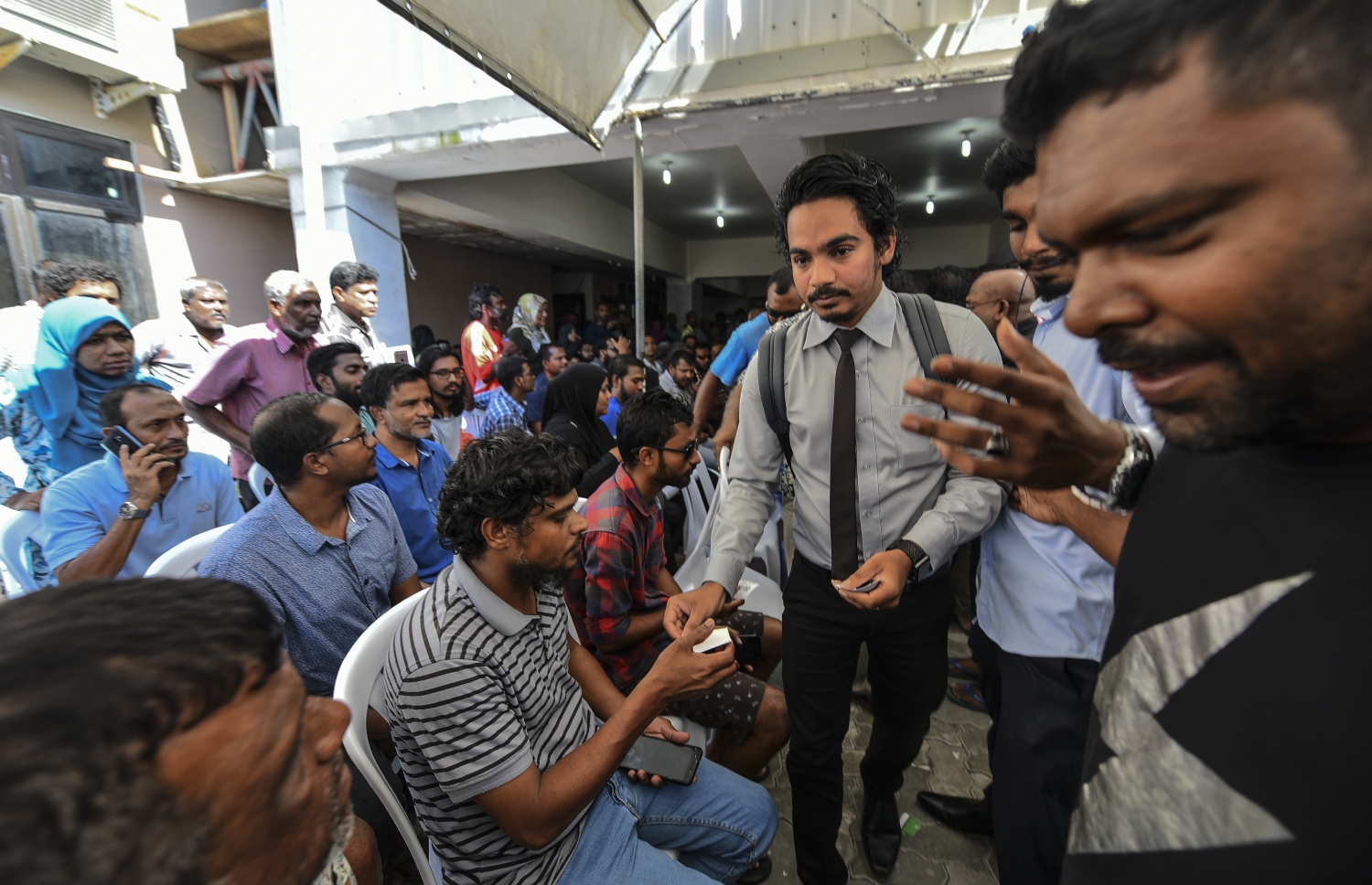 މާލެ: އޮކްޓޯބަރު 10، 2018: ހުޅުމާލޭގެ ދެ ވަނަ ފިޔަވަހިން 400 ގޯތި ގަންނަން ބޭނުންވާ މީހުންނަށް އެ ފުރުސަތު ހުޅުވާލުމާ އެކު، ގޯތީގެ ފޯމު ލުމަށް ހައުސިން މިނިސްޓްރީ ކައިރީގައި ހަދާފައިވާ ކިޔޫގައި ތިބި މީހުންނަށް ކިޔޫ ނަމްބަރު ހަވާލުކުރަނީ.---ފޮޓޯ: އަހުމަދު ނިޝާތު/މިހާރު