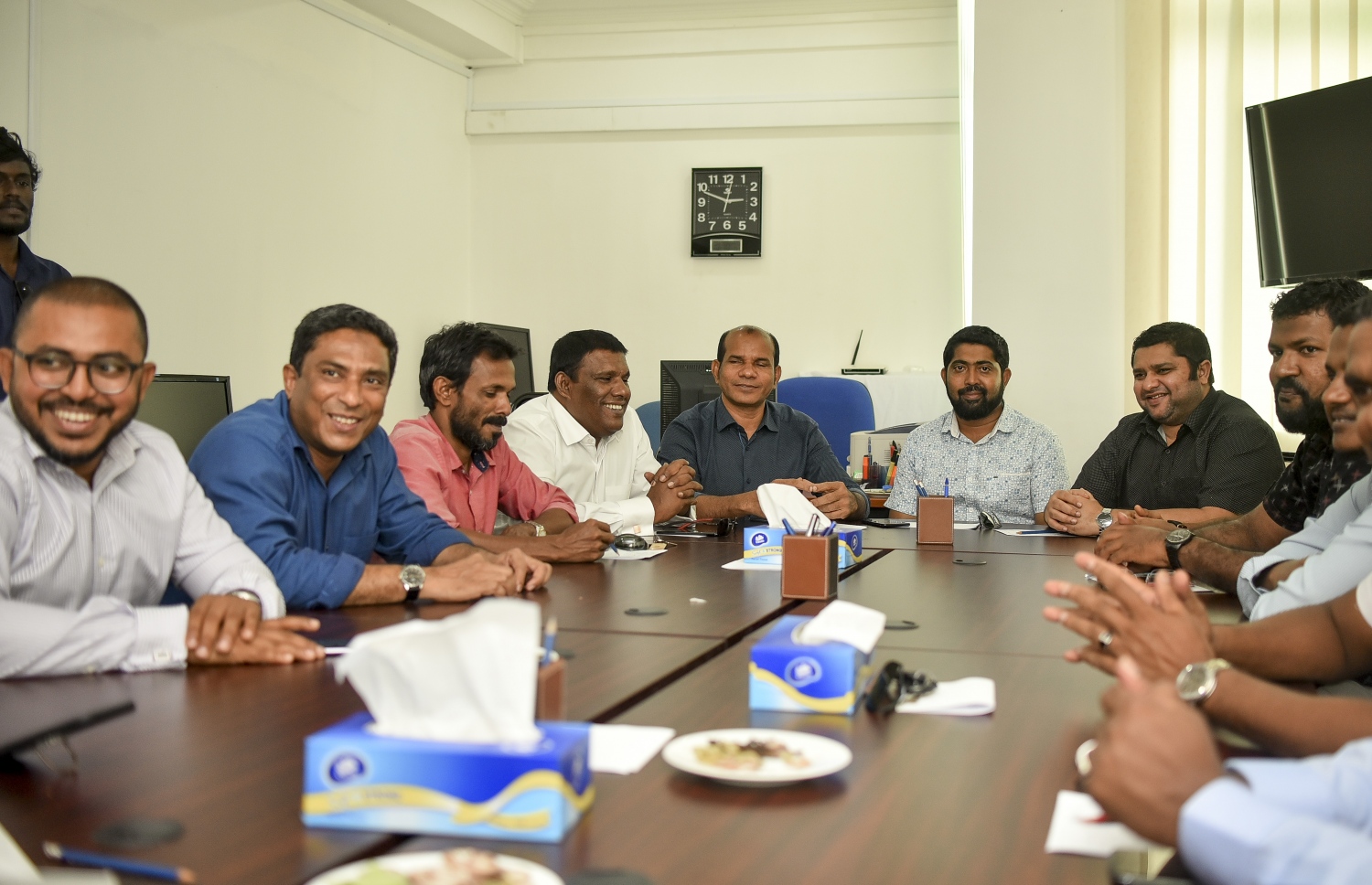 މައުމޫން ފައުންޑޭޝަންގެ އޮފީހުގައި މިއަދު ބޭއްވި ބައްދަލުވުމުގައި އިދިކޮޅު މެމްބަރުން ބައިވެރިވެވަޑައިގަންނަވަނީ. --- ފޮޓޯ: އަހުމަދު ނިޝާތު/ މިހާރު