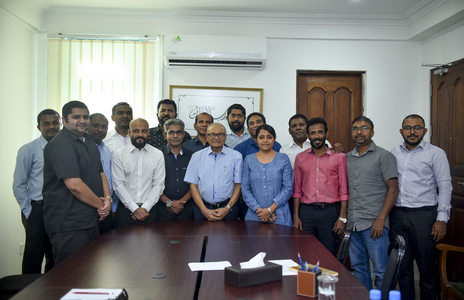 ގޮނޑި ގެއްލުނު ކަމަށް އިލެކްޝަންސް ކޮމިޝަނުން ކަނޑައެޅި އެކަމަކު އެ ނިންމުމުން ސަލާމަތްވެފައިވާ 12 މެމްބަރުން ކުރީގެ ރައީސް މައުމޫނާ އެކު. --- ފޮޓޯ: އަހުމަދު ނިޝާތު/ މިހާރު